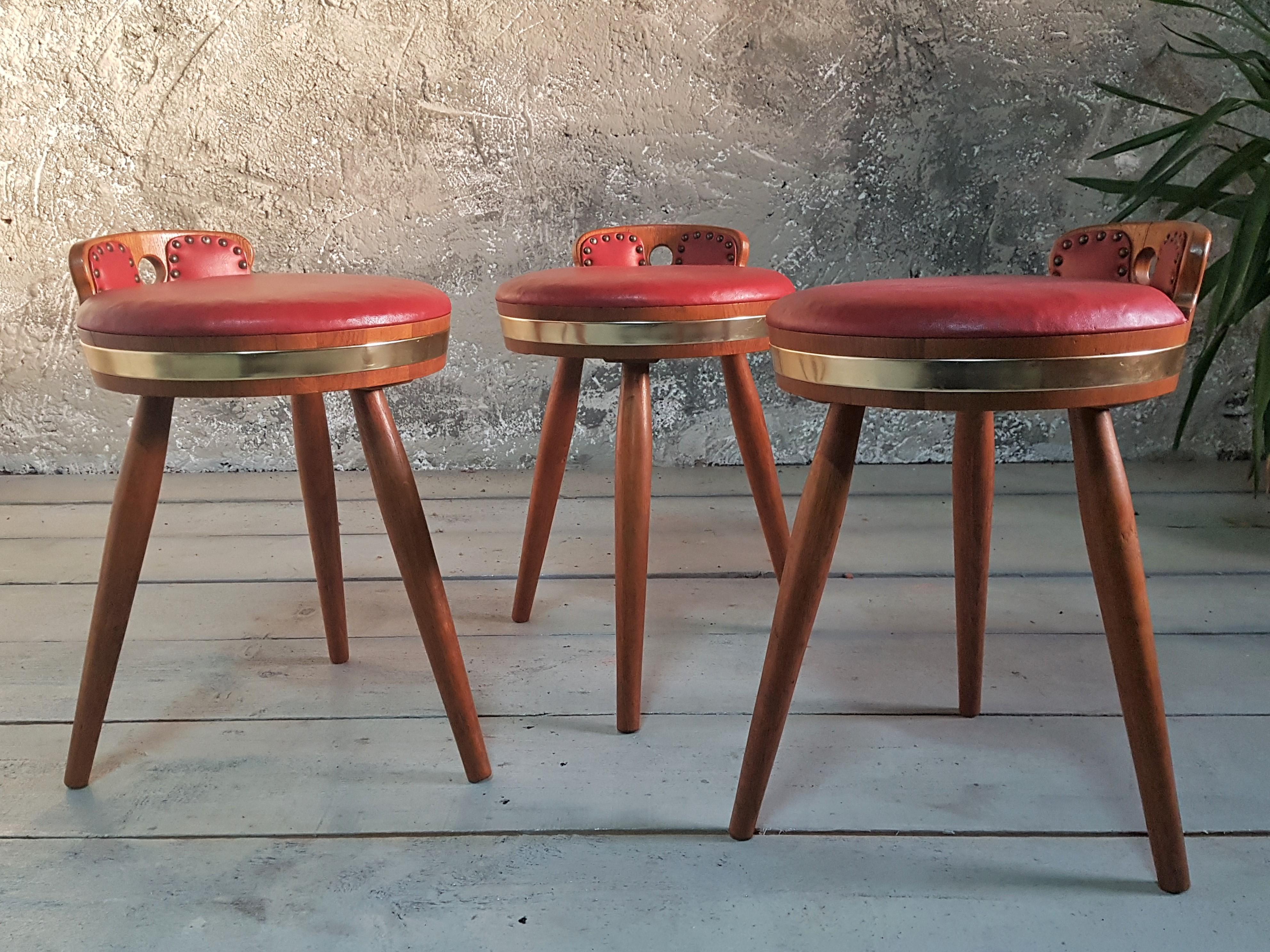 Ensemble de 3 tabourets de campagne rustiques de style mi-siècle moderne, France, années 1950 en vente 3