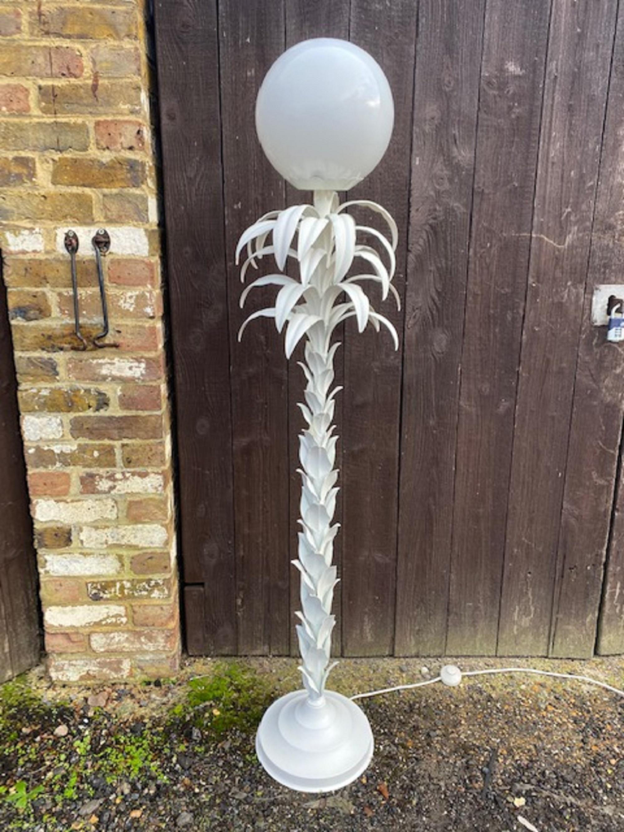 Mid-Century White Palm Tree Floor Lamp in the Manner of Sergio Terzani, French, 1970s

A fabulous vintage Palm Tree floor lamp, in the style of Sergio Terzani.  Heavily decorated with white painted tole leaves around the central stem, which turn