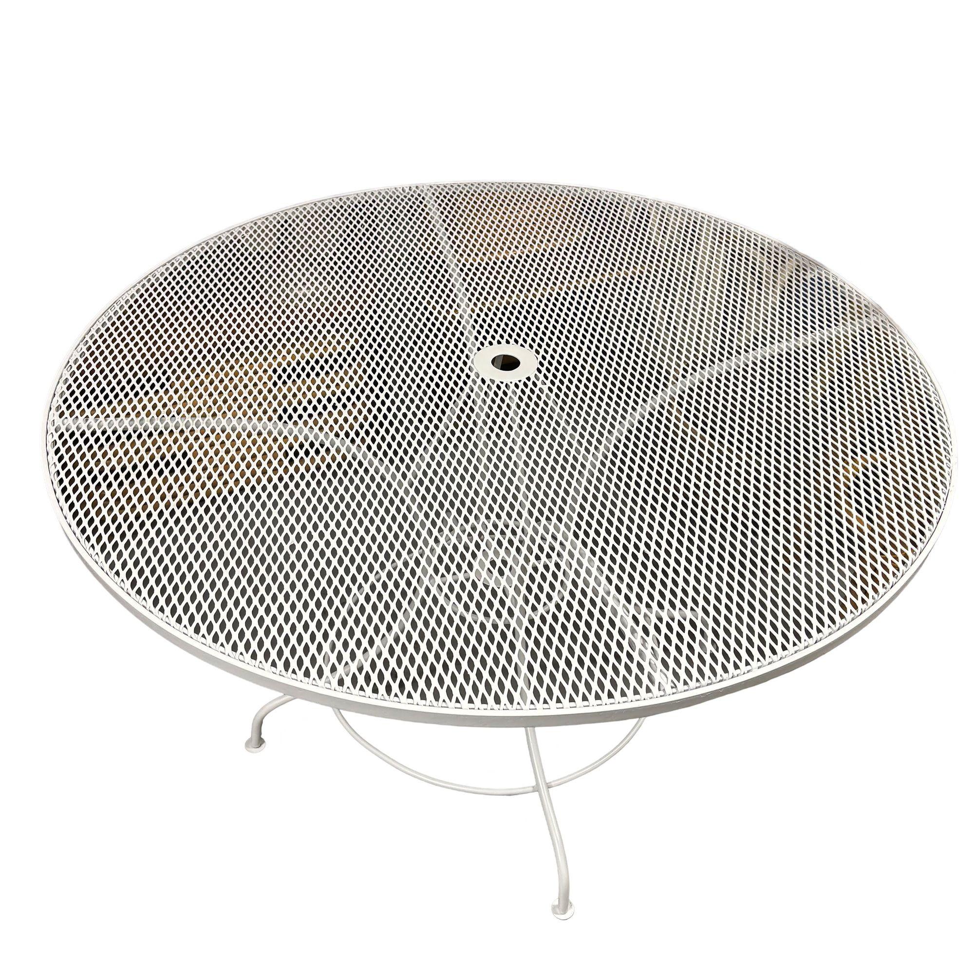 Mid-century Scrolling Wrought Iron Patio Table and Chairs Set by Woodard In Excellent Condition For Sale In Van Nuys, CA