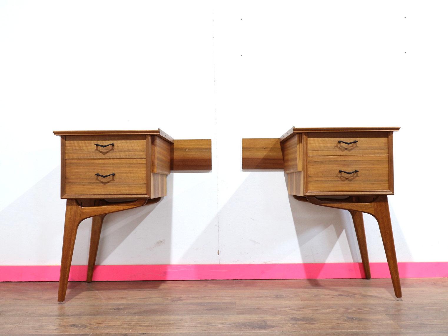 Embrassez l'élégance intemporelle avec ces tables de chevet Vintage Alfred CoX de style moderne du milieu du siècle, véritable témoignage de l'artisanat britannique classique. Chez Mid Century Traders, nous sommes passionnés par l'authenticité et la