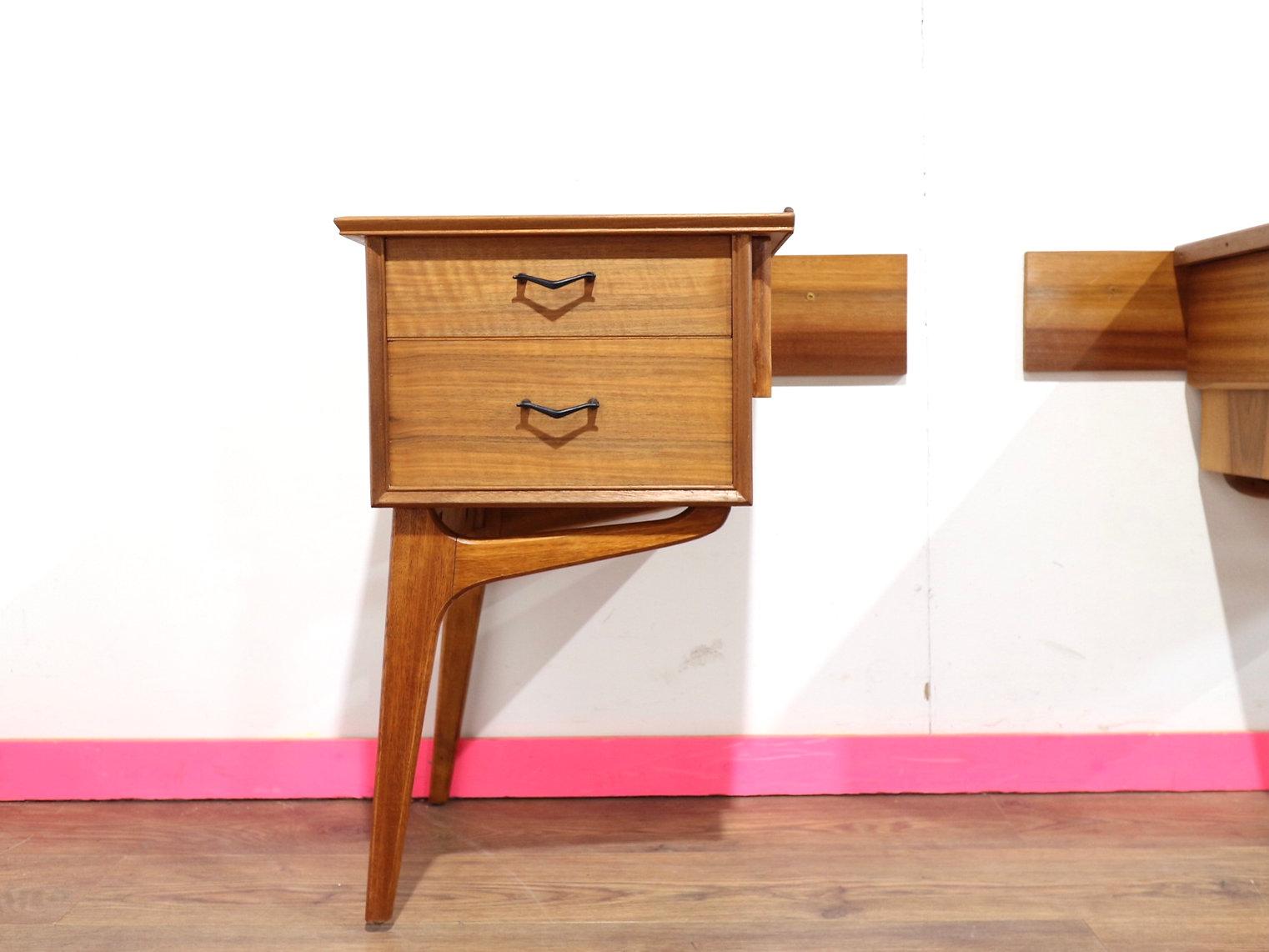 Britannique Table de chevet vintage Alfred Cox de style danois mi-siècle moderne en vente