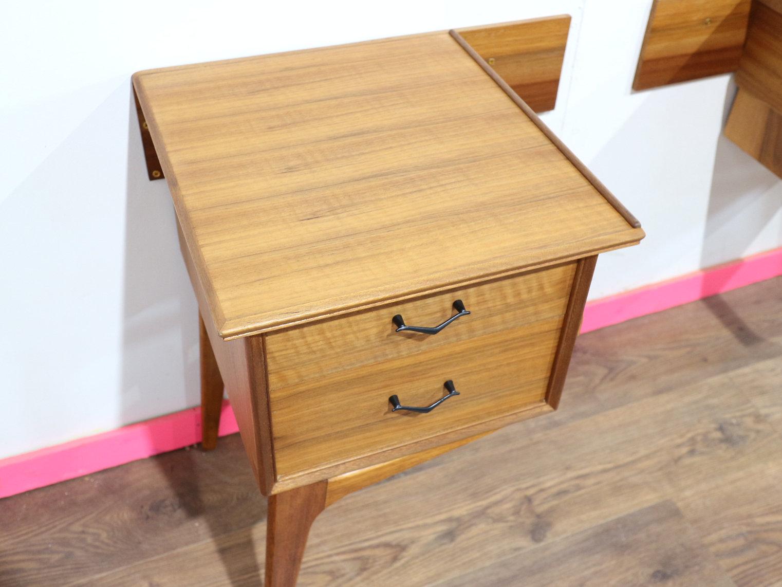 20ième siècle Table de chevet vintage Alfred Cox de style danois mi-siècle moderne en vente