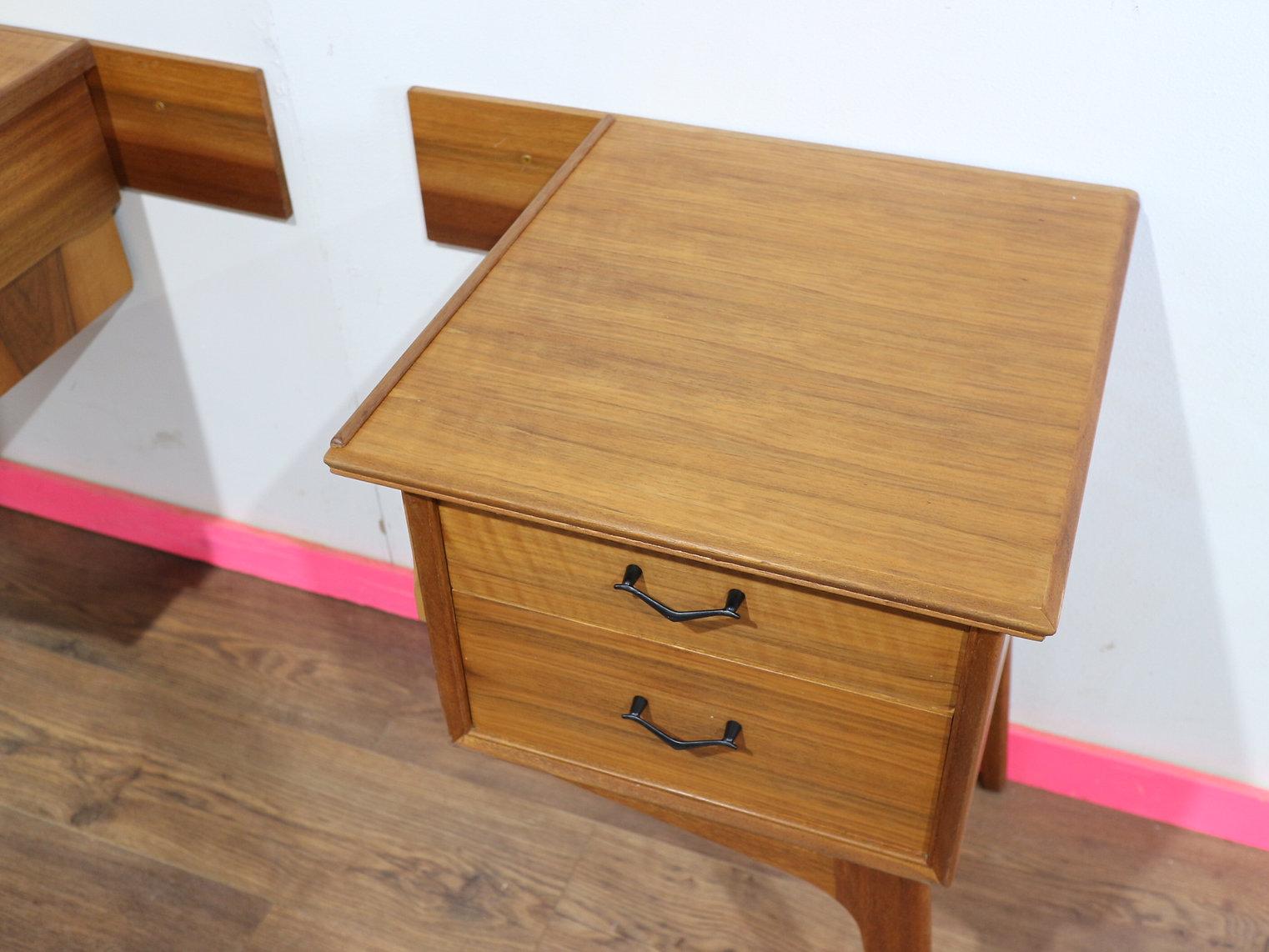 Teck Table de chevet vintage Alfred Cox de style danois mi-siècle moderne en vente