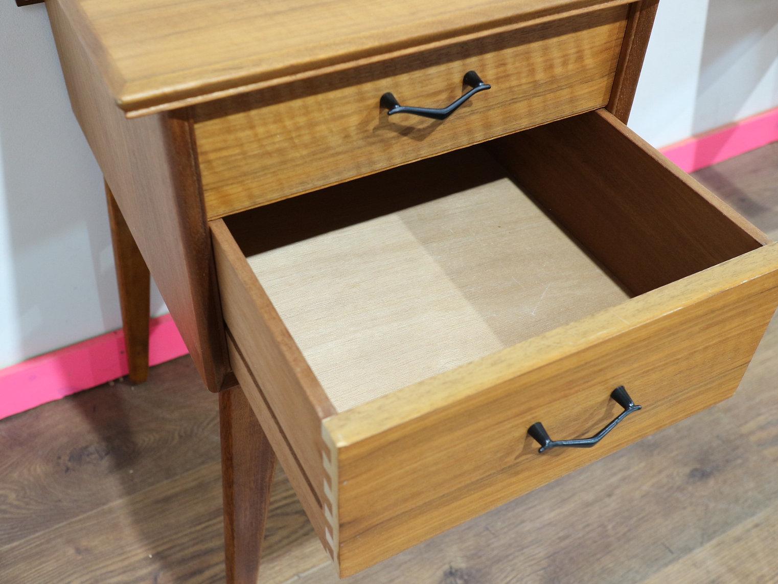 Table de chevet vintage Alfred Cox de style danois mi-siècle moderne en vente 2