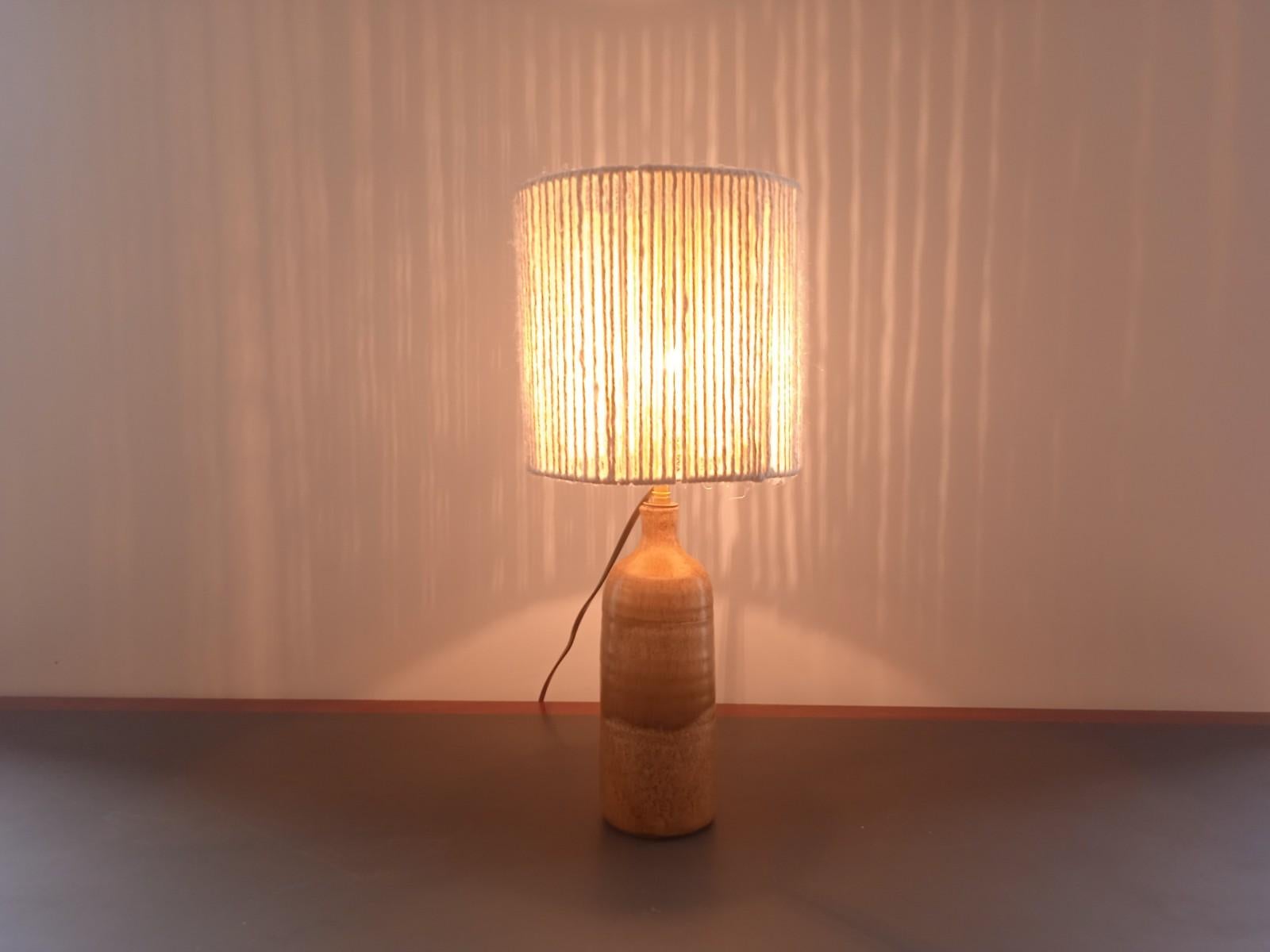 Lampe de table en céramique française du milieu du siècle dernier avec abat-jour en corde en vente 4