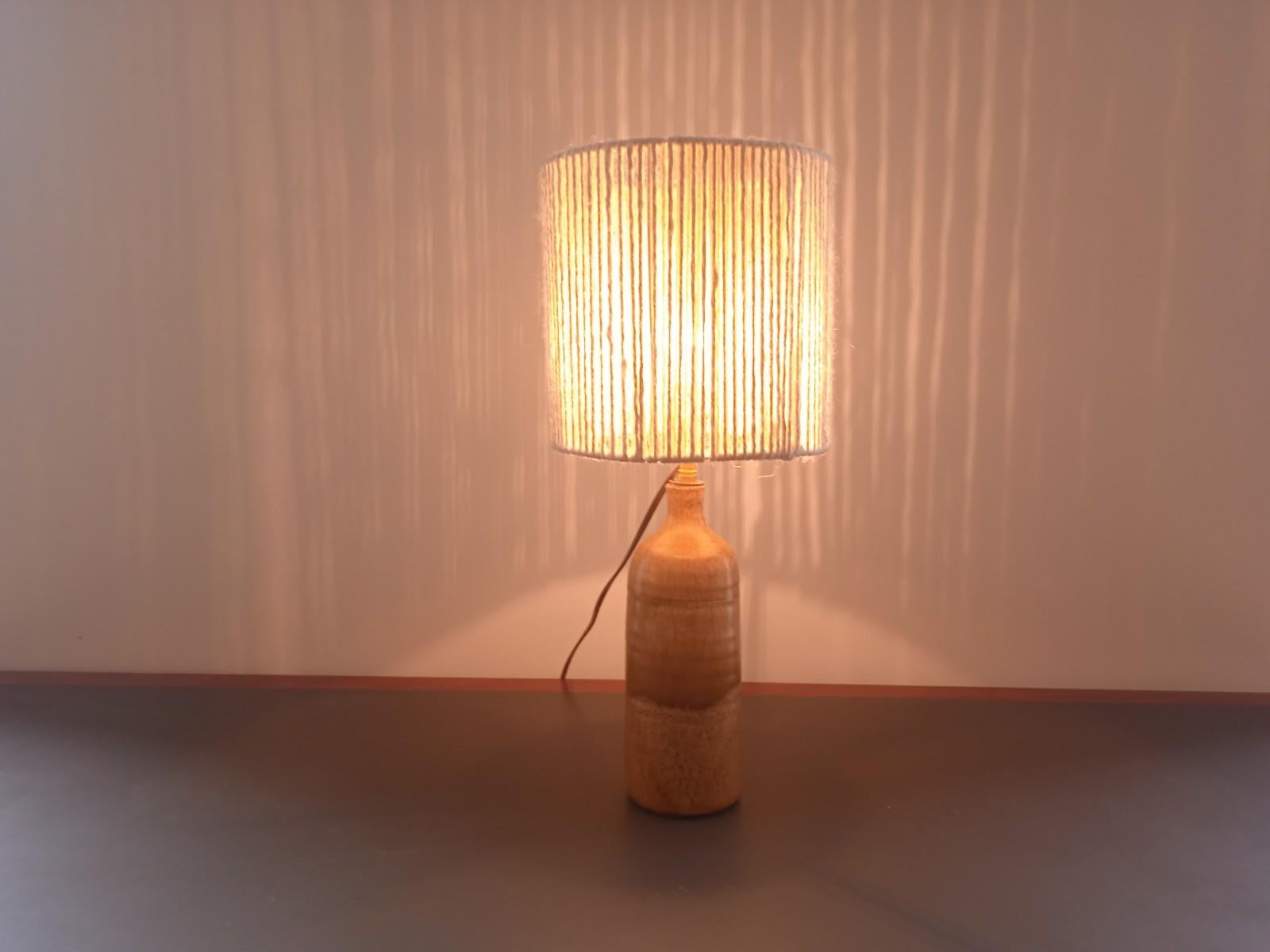 Lampe de table en céramique française du milieu du siècle dernier avec abat-jour en corde en vente 5