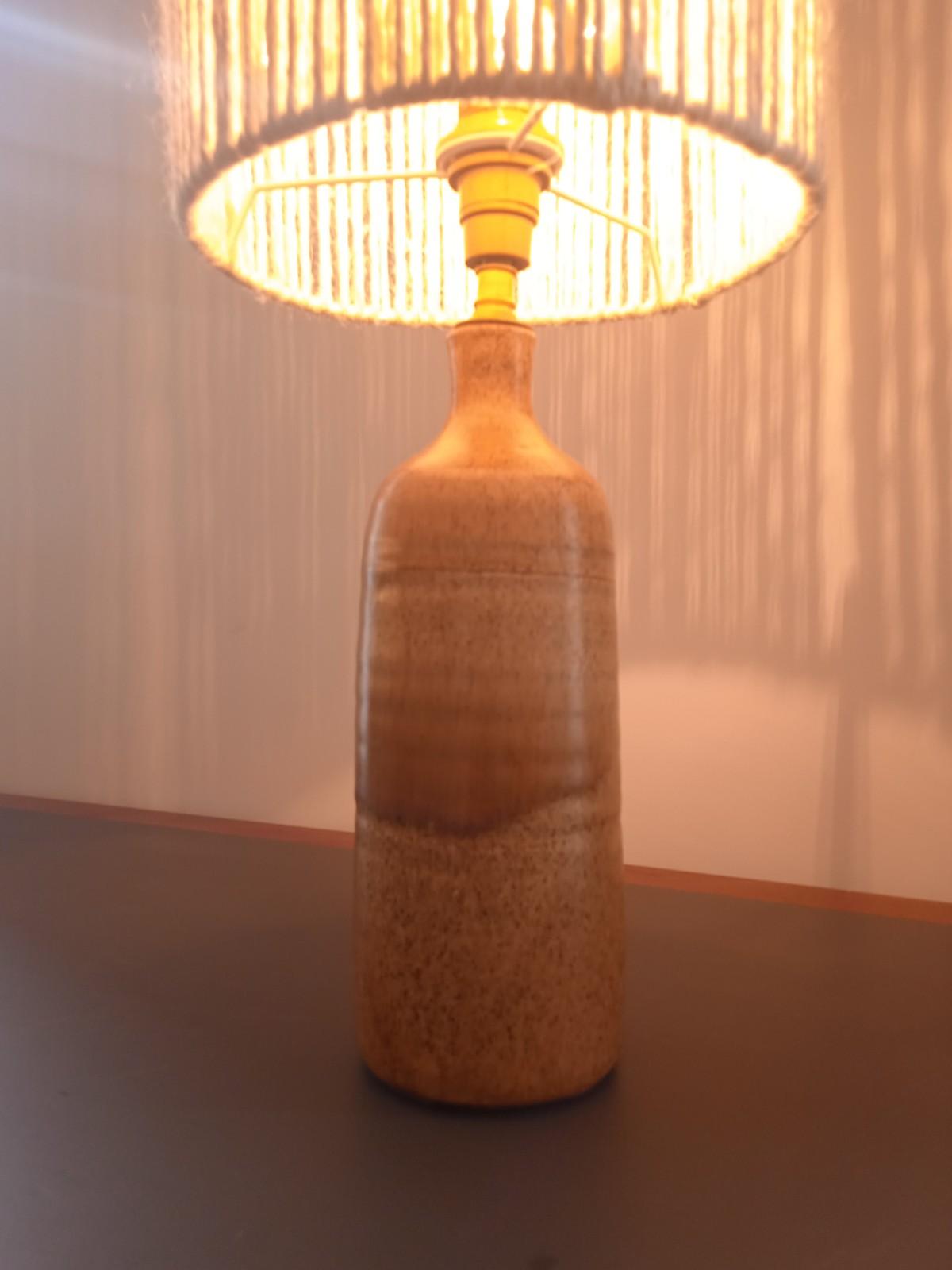 Lampe de table en céramique française du milieu du siècle dernier avec abat-jour en corde en vente 6