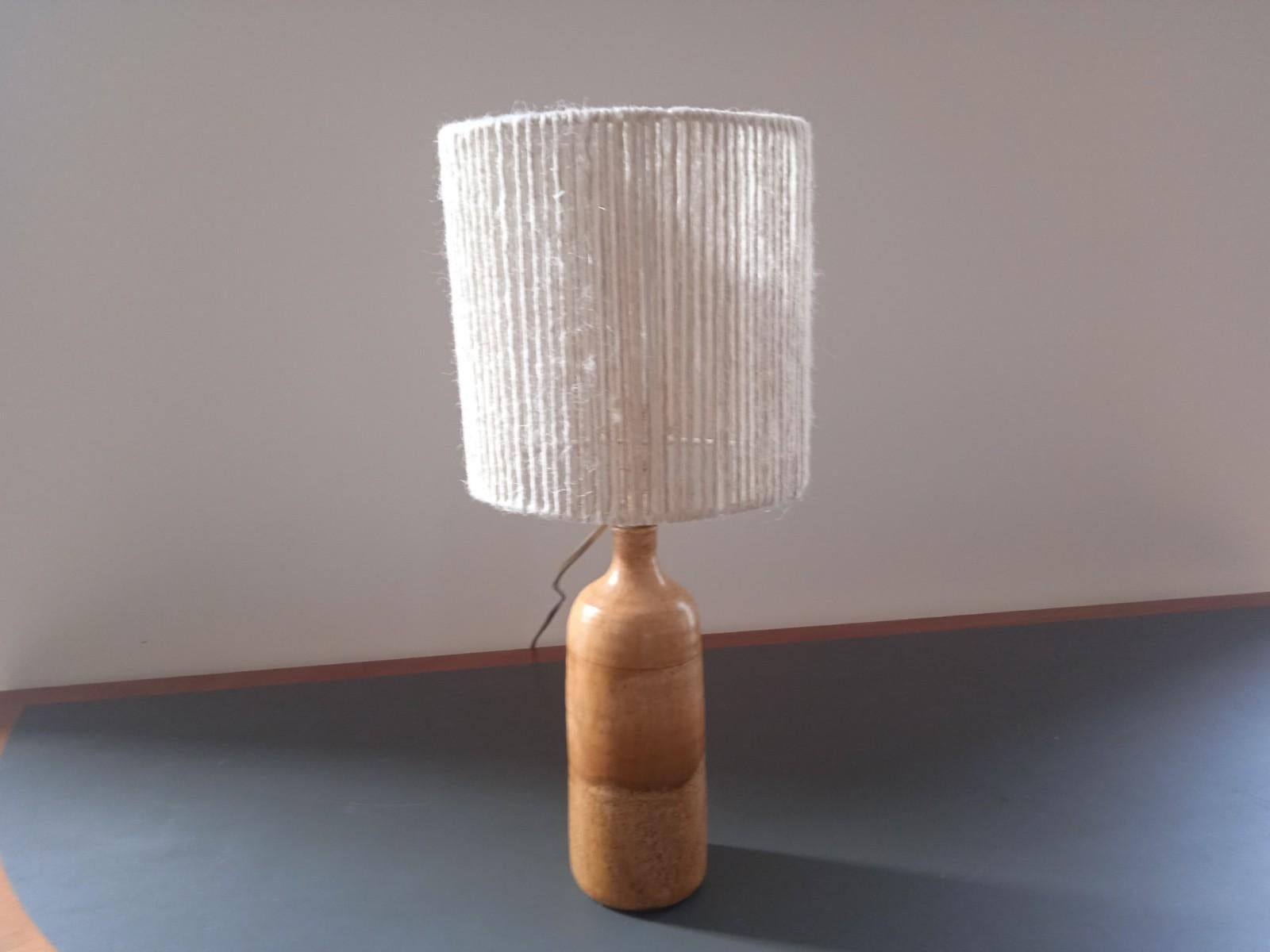 Mid-centrury french ceramic table lamp with lampshade in rope.
New rope lampeshade.

Measures: Lampshade : H 21 x D 20 cm
ceramic : H 10 x D 9 cm.