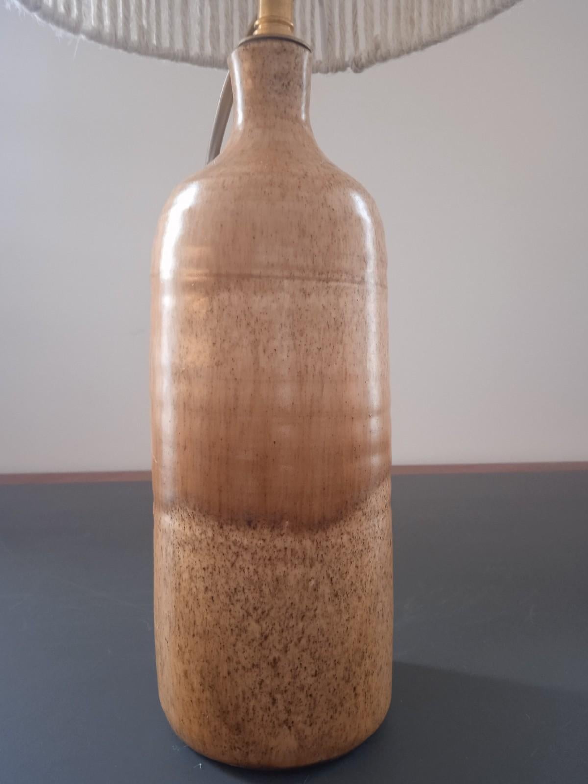 Provincial français Lampe de table en céramique française du milieu du siècle dernier avec abat-jour en corde en vente