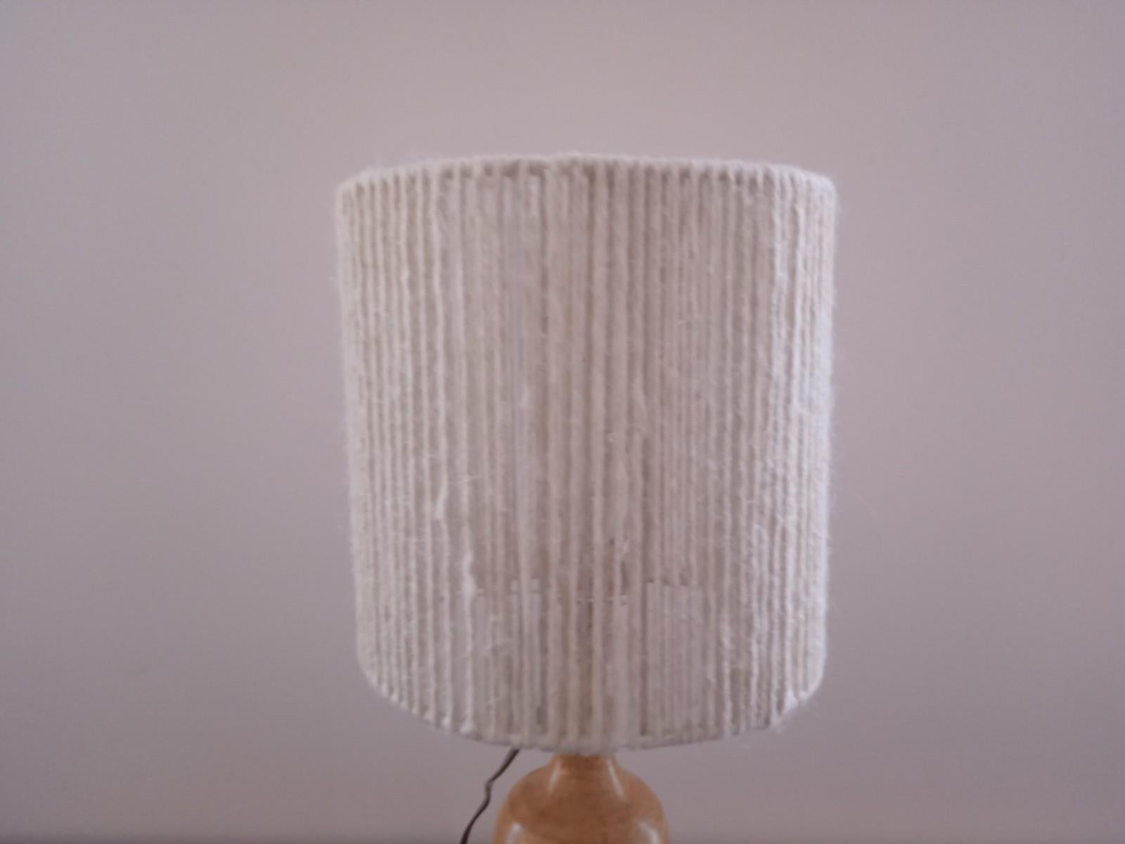 Lampe de table en céramique française du milieu du siècle dernier avec abat-jour en corde en vente 2