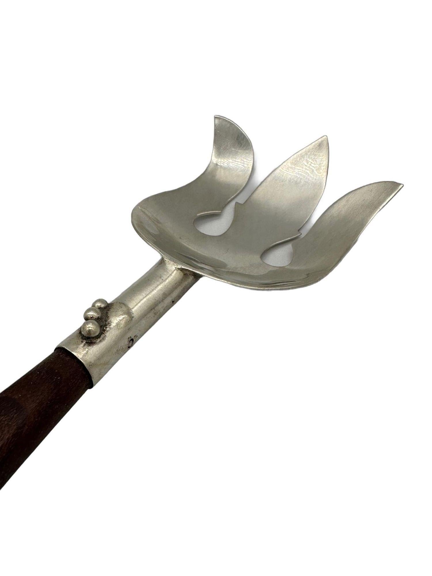 Forchetta da portata in argento sterling Made in Mexico firmata dall'artista a metà del secolo scorso con rosaW In condizioni ottime in vendita a Van Nuys, CA