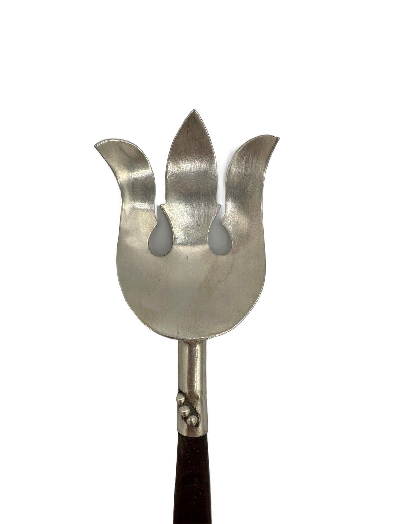 Metà XX secolo Forchetta da portata in argento sterling Made in Mexico firmata dall'artista a metà del secolo scorso con rosaW in vendita