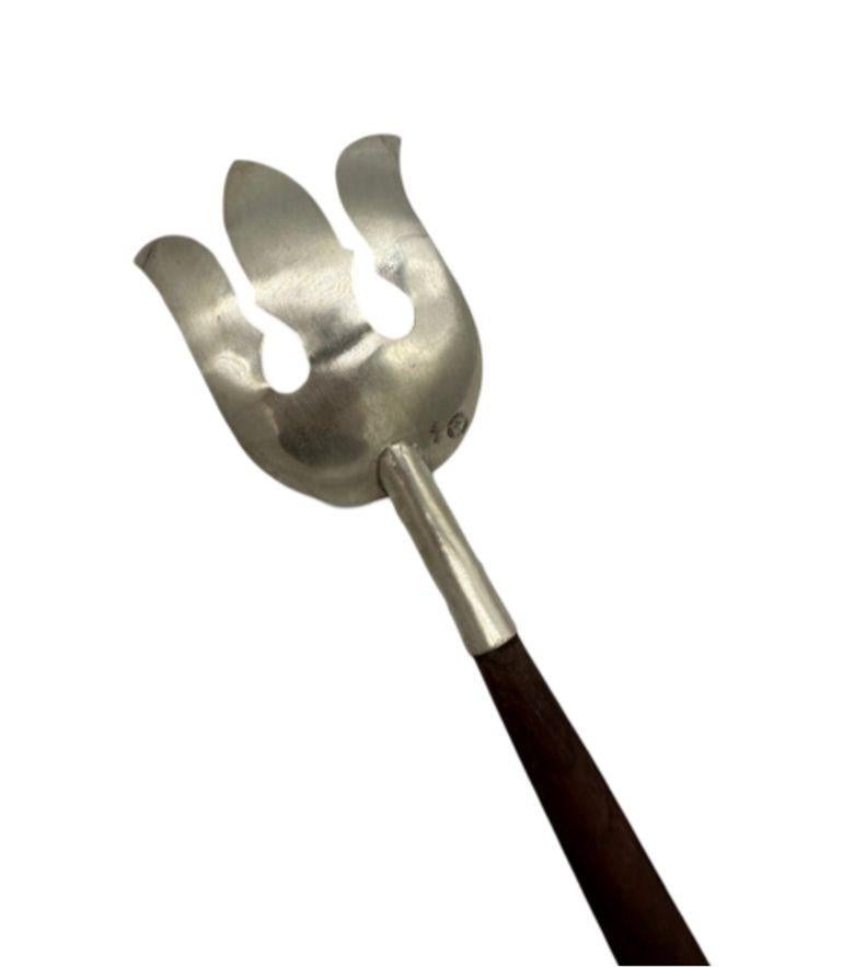 Palissandro Forchetta da portata in argento sterling Made in Mexico firmata dall'artista a metà del secolo scorso con rosaW in vendita