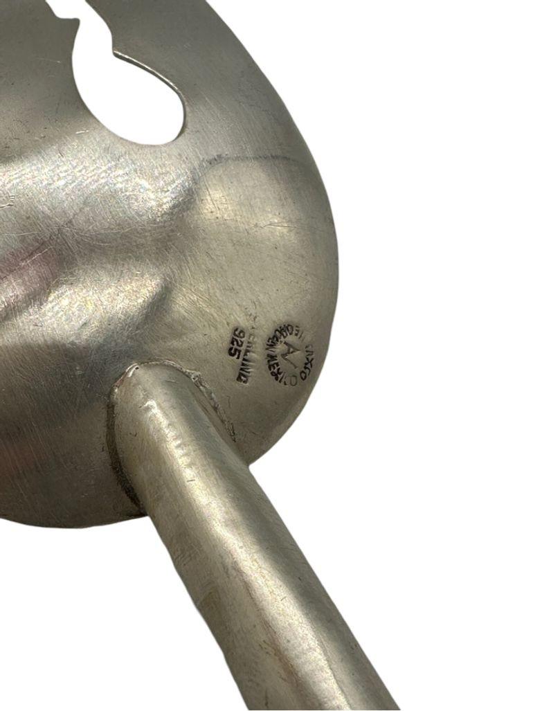 Forchetta da portata in argento sterling Made in Mexico firmata dall'artista a metà del secolo scorso con rosaW in vendita 2