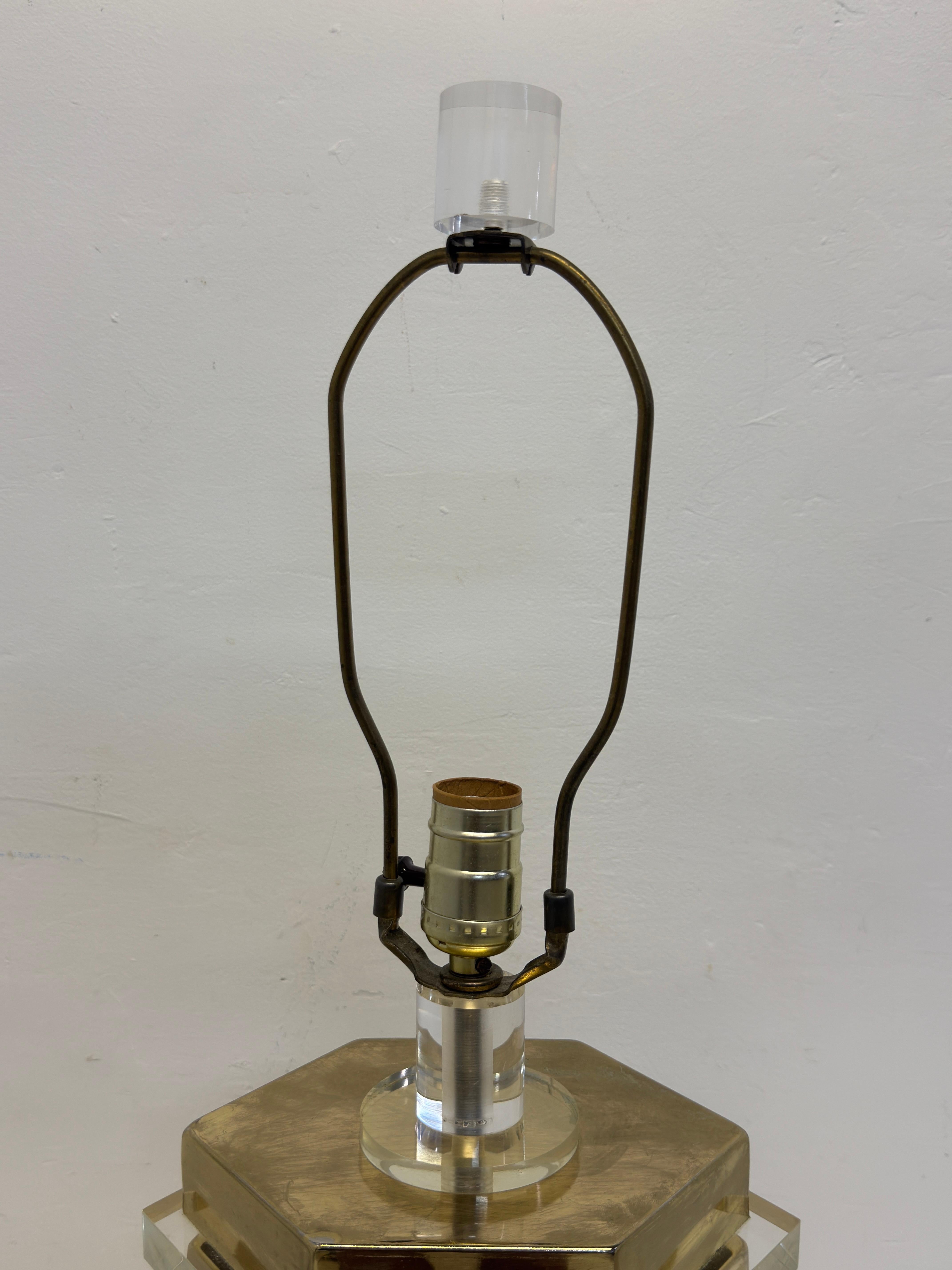 Lampe de table en laiton et lucite de style moyen-centriste avec embout en lucite, 1970 en vente 3