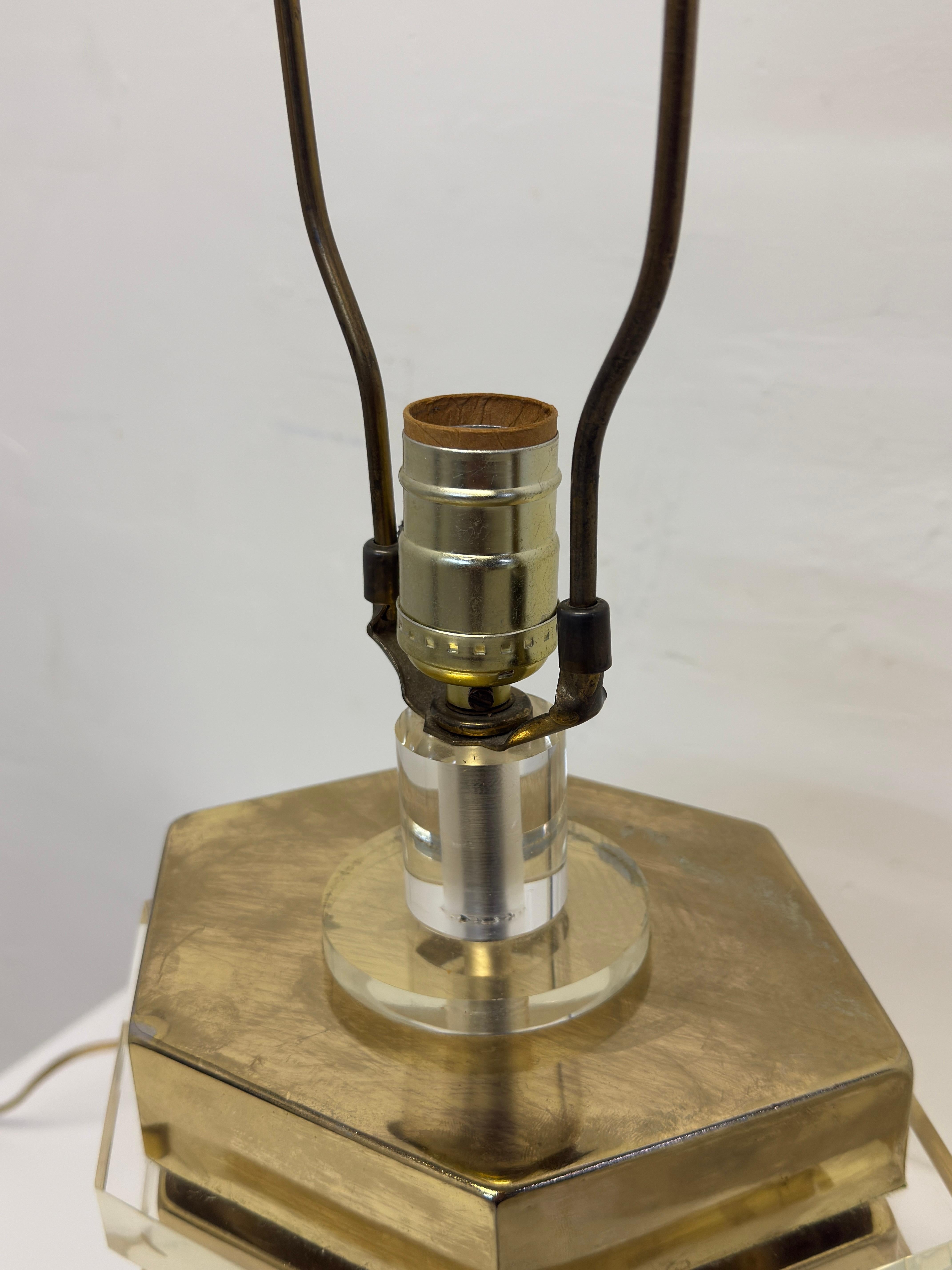 Lampe de table en laiton et lucite de style moyen-centriste avec embout en lucite, 1970 en vente 4