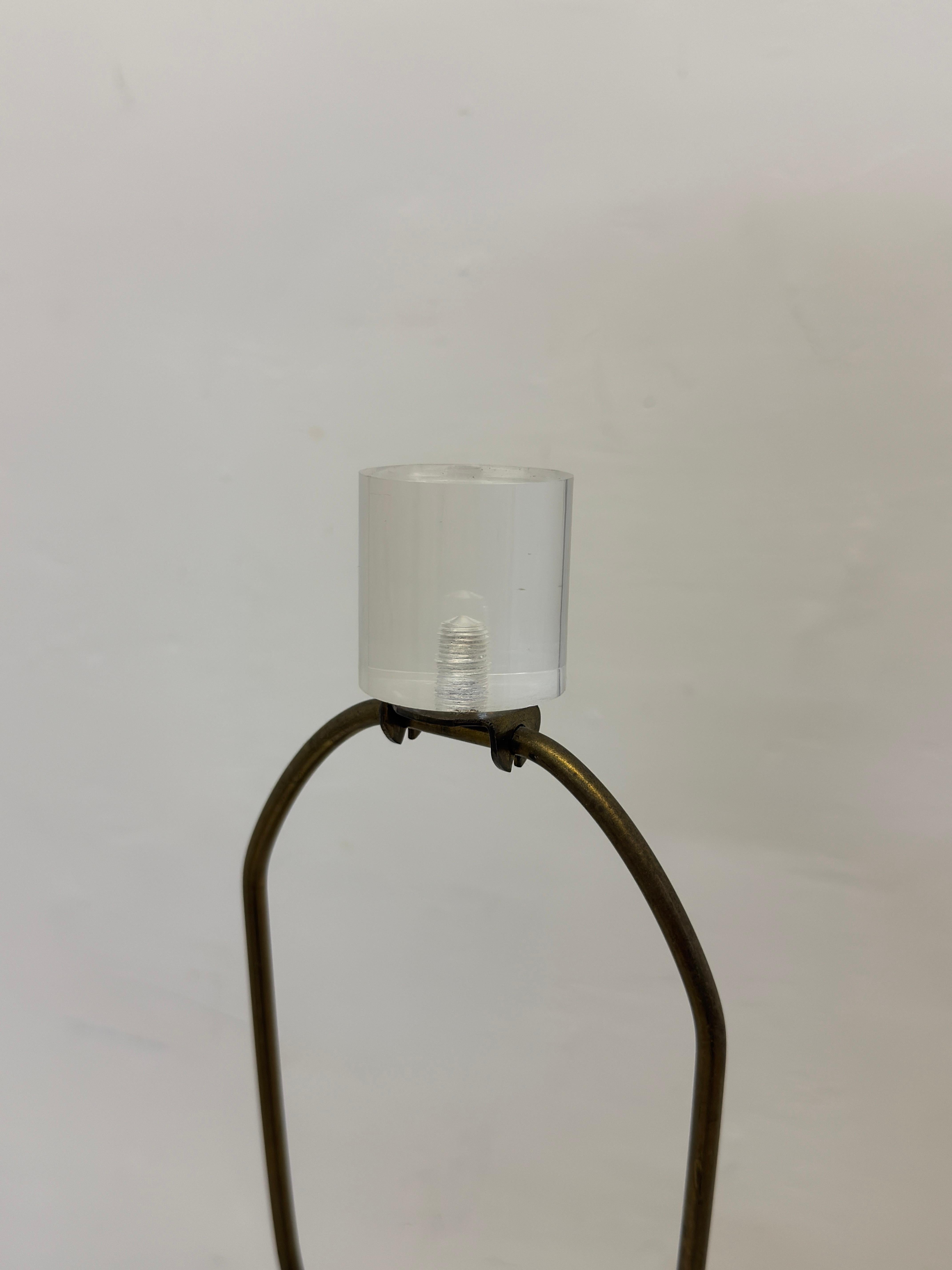 Lampe de table en laiton et lucite de style moyen-centriste avec embout en lucite, 1970 en vente 5
