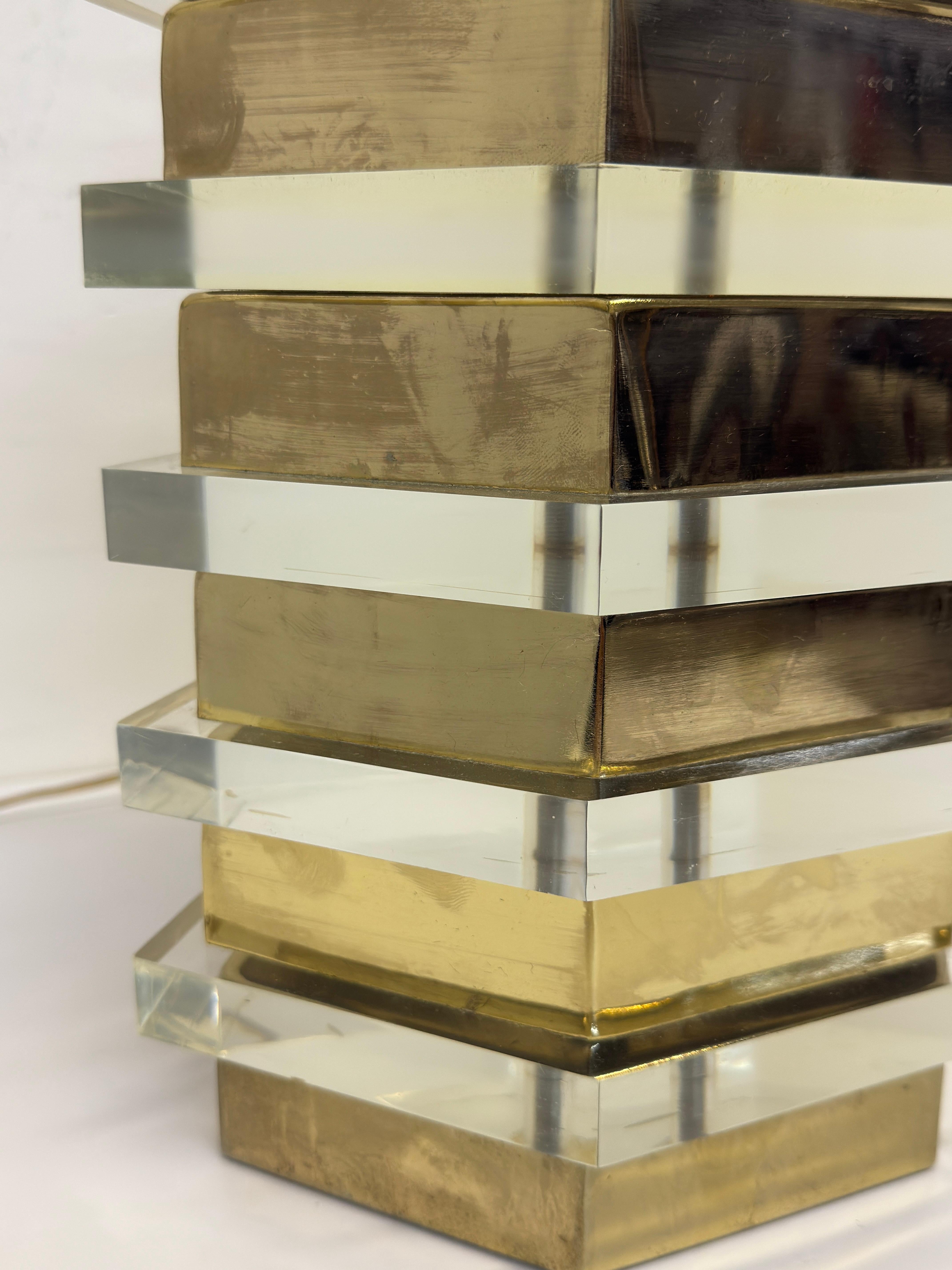 Lampe de table en laiton et lucite de style moyen-centriste avec embout en lucite, 1970 en vente 6