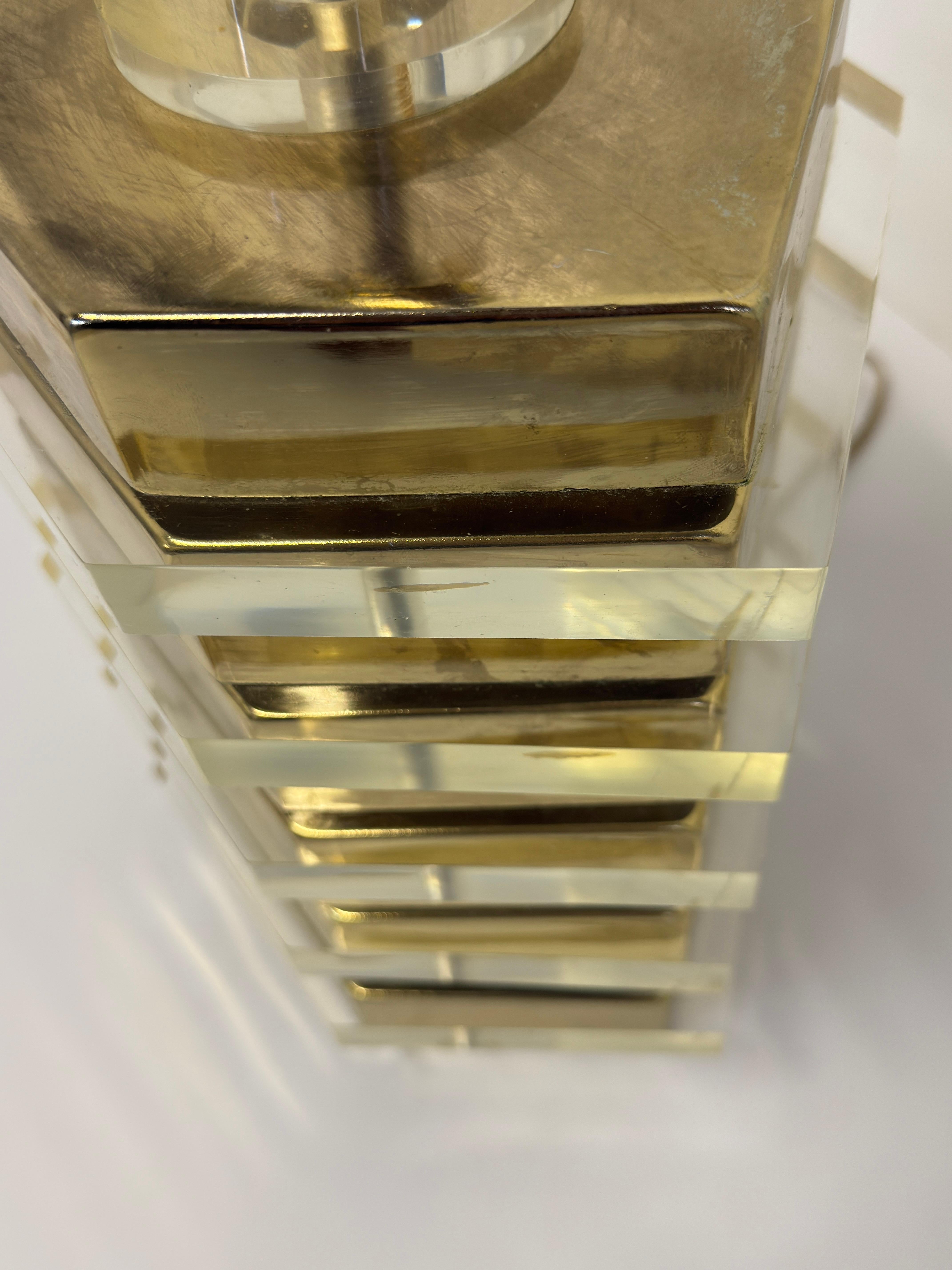 Lampe de table en laiton et lucite de style moyen-centriste avec embout en lucite, 1970 en vente 8