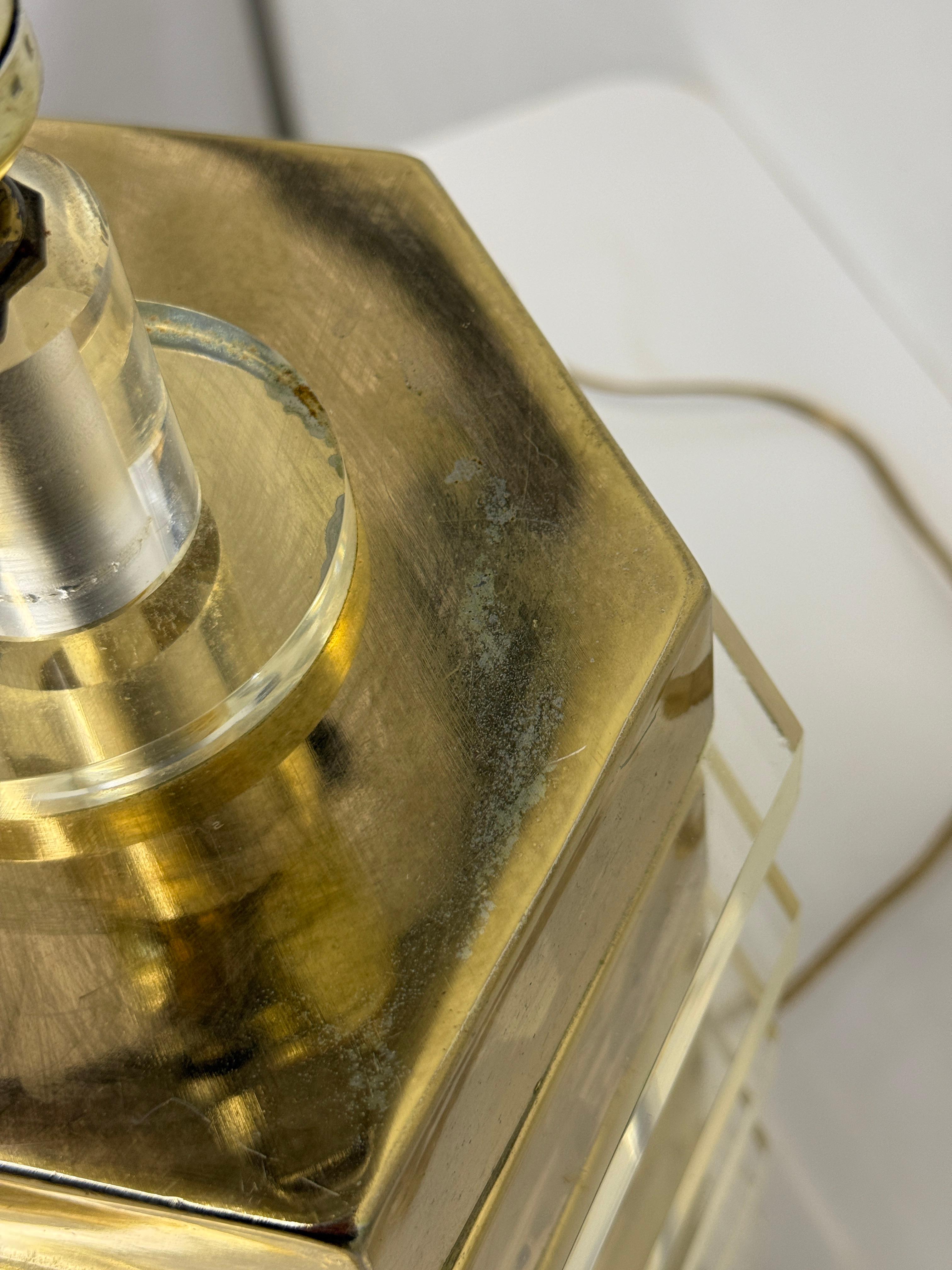 Lampe de table en laiton et lucite de style moyen-centriste avec embout en lucite, 1970 en vente 9