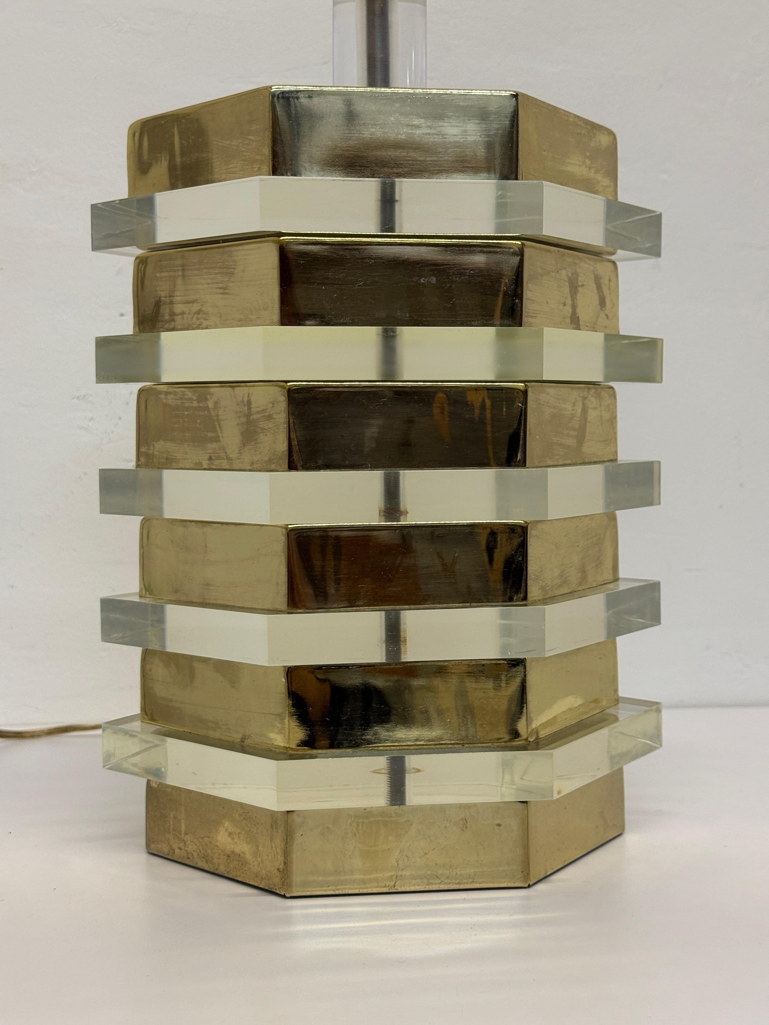 Lampe de table en laiton et lucite de style moyen-centriste avec embout en lucite, 1970 en vente 10