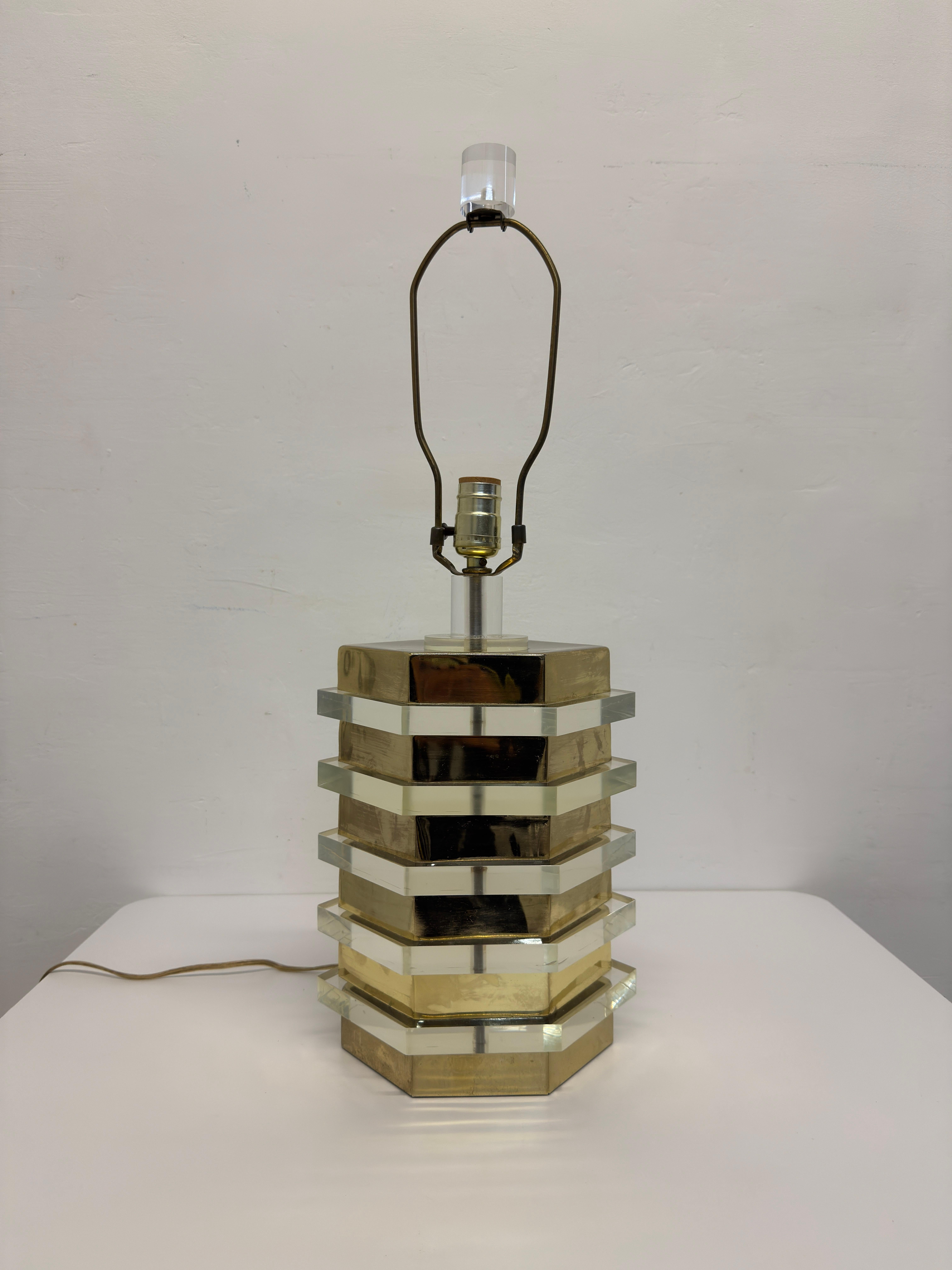 Lampe de table empilée en laiton et en lucite avec un embout en lucite, datant des années 1970.

*vendu sans abat-jour 
