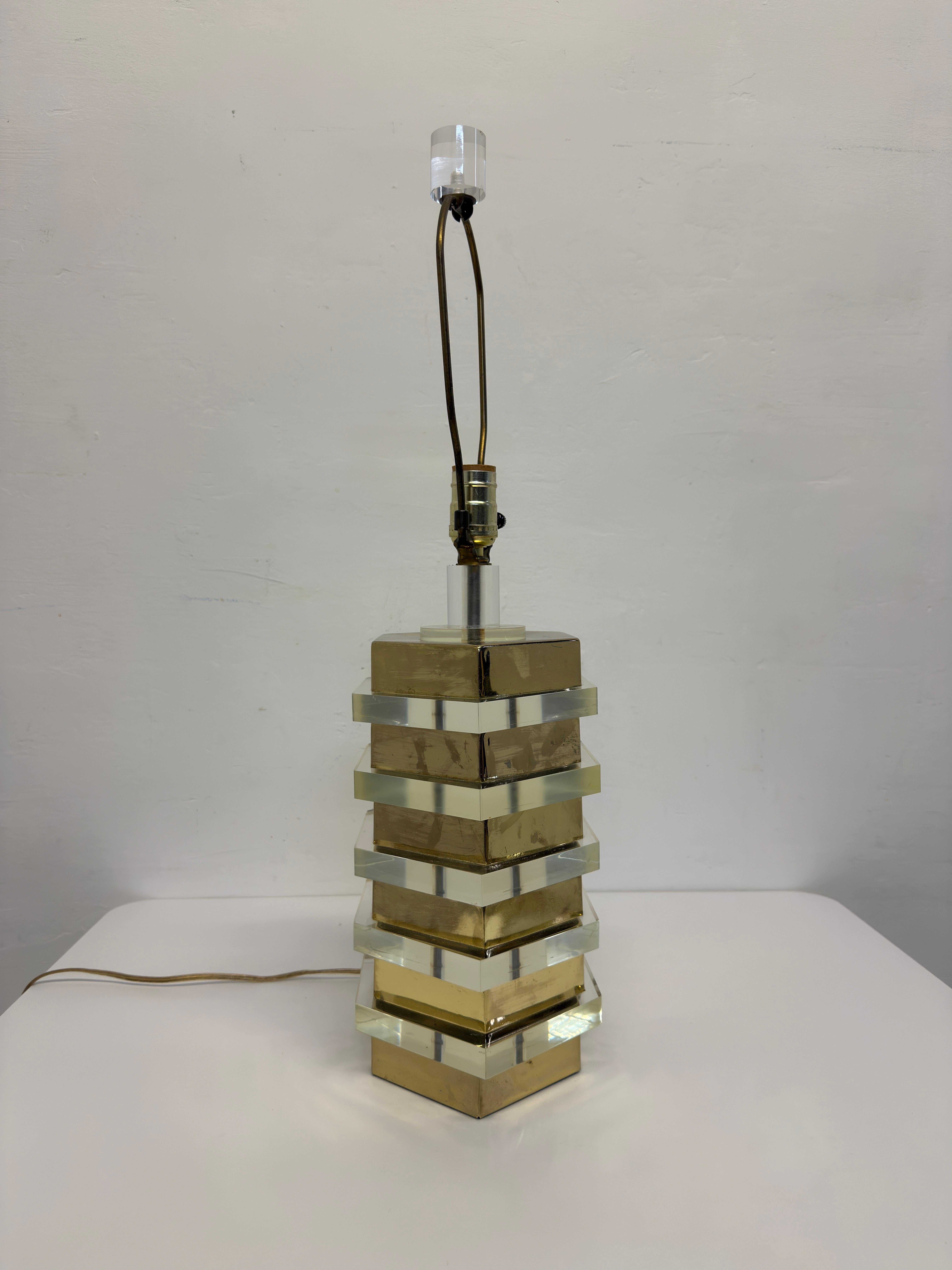 Mid-Century Modern Lampe de table en laiton et lucite de style moyen-centriste avec embout en lucite, 1970 en vente