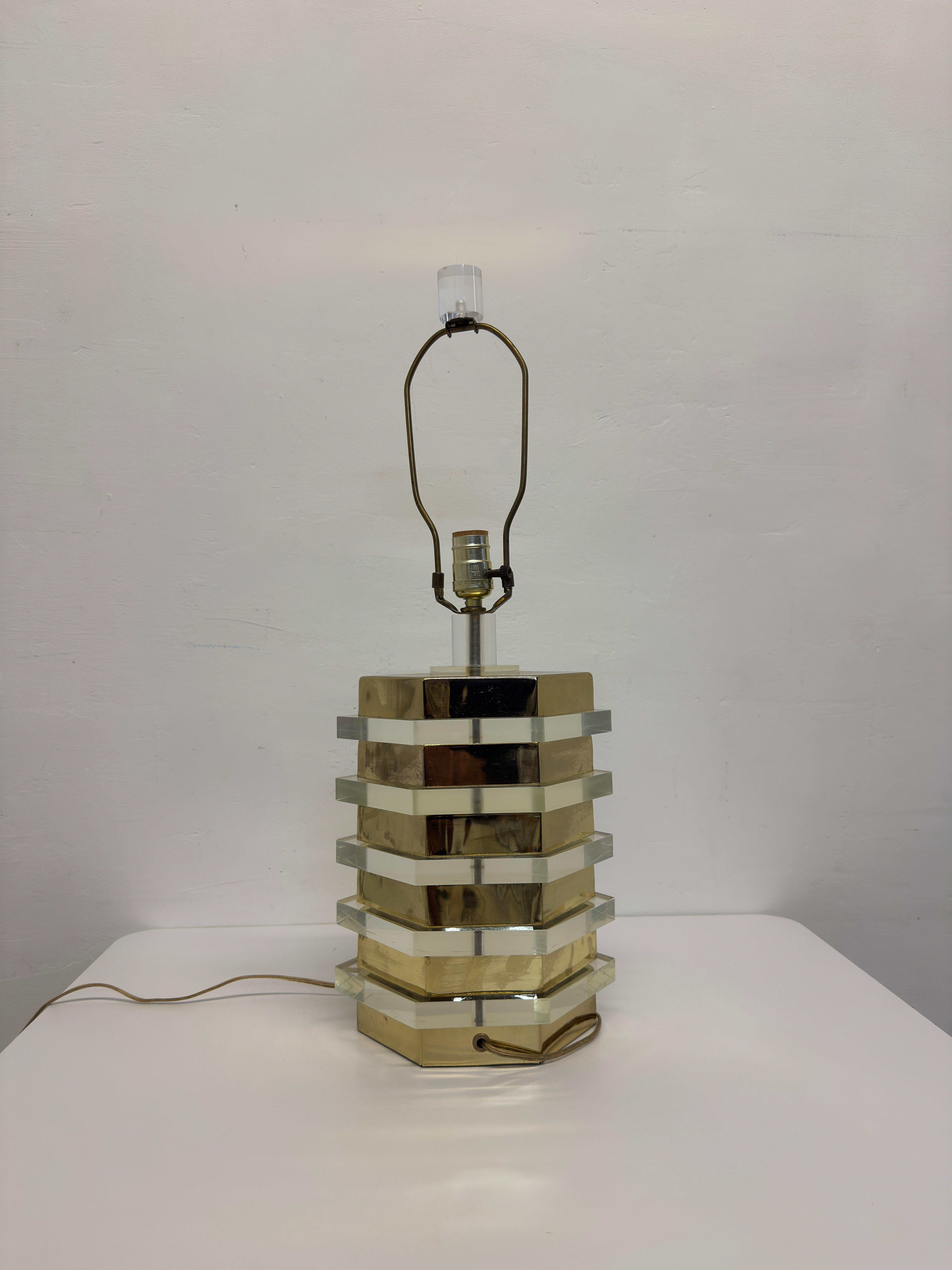 Américain Lampe de table en laiton et lucite de style moyen-centriste avec embout en lucite, 1970 en vente