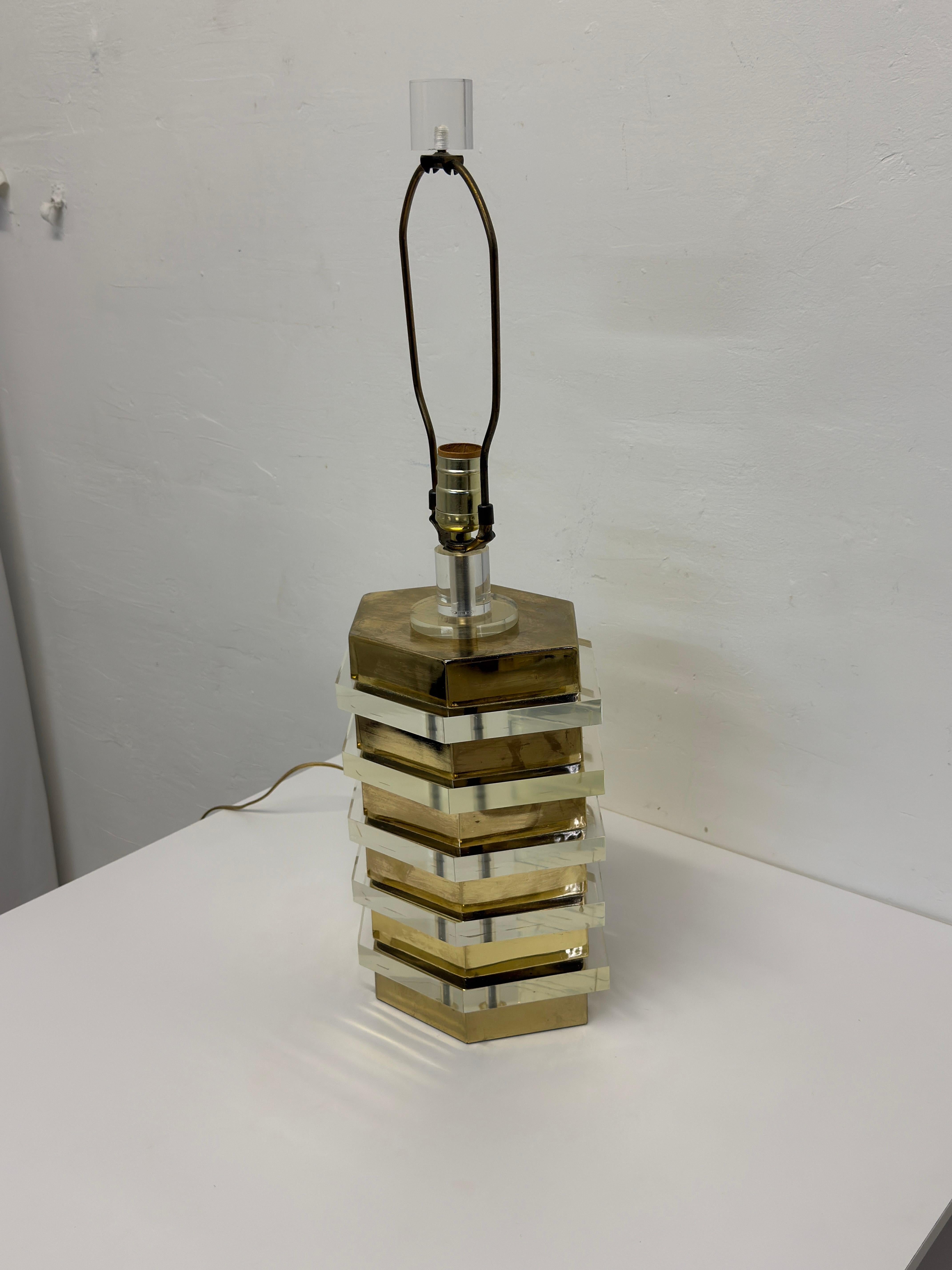 Lampe de table en laiton et lucite de style moyen-centriste avec embout en lucite, 1970 Bon état - En vente à Miami, FL