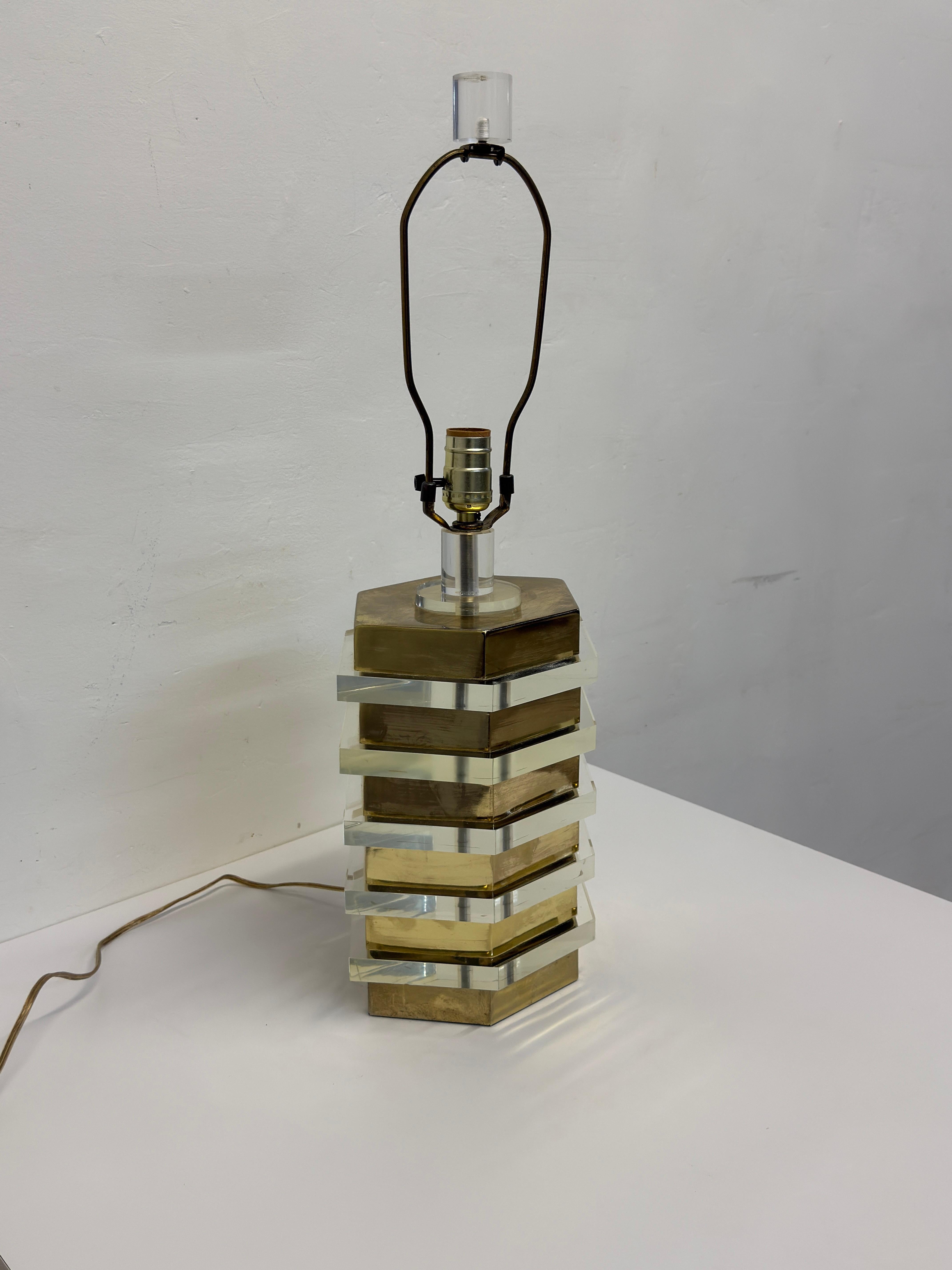 20ième siècle Lampe de table en laiton et lucite de style moyen-centriste avec embout en lucite, 1970 en vente
