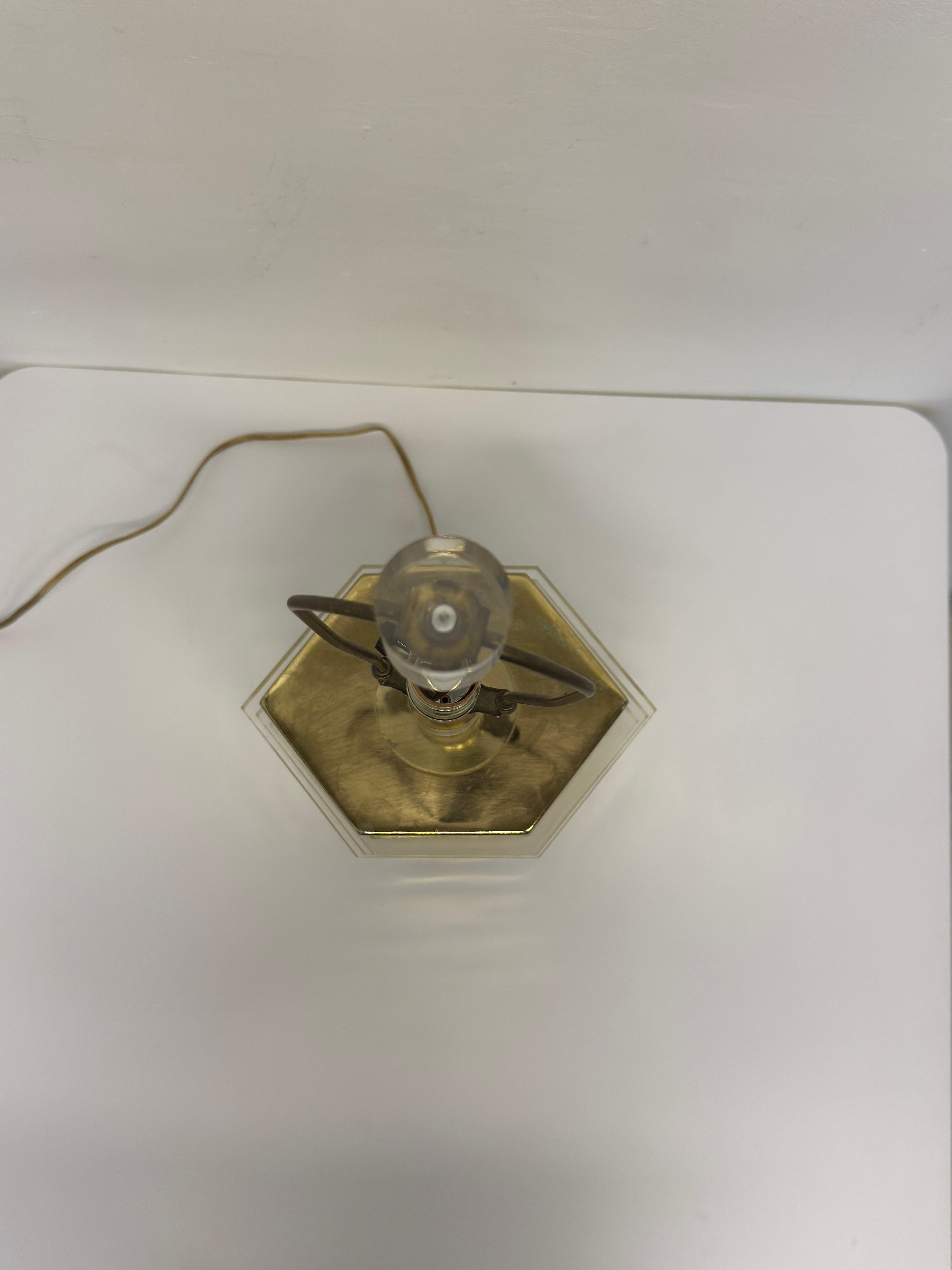 Laiton Lampe de table en laiton et lucite de style moyen-centriste avec embout en lucite, 1970 en vente