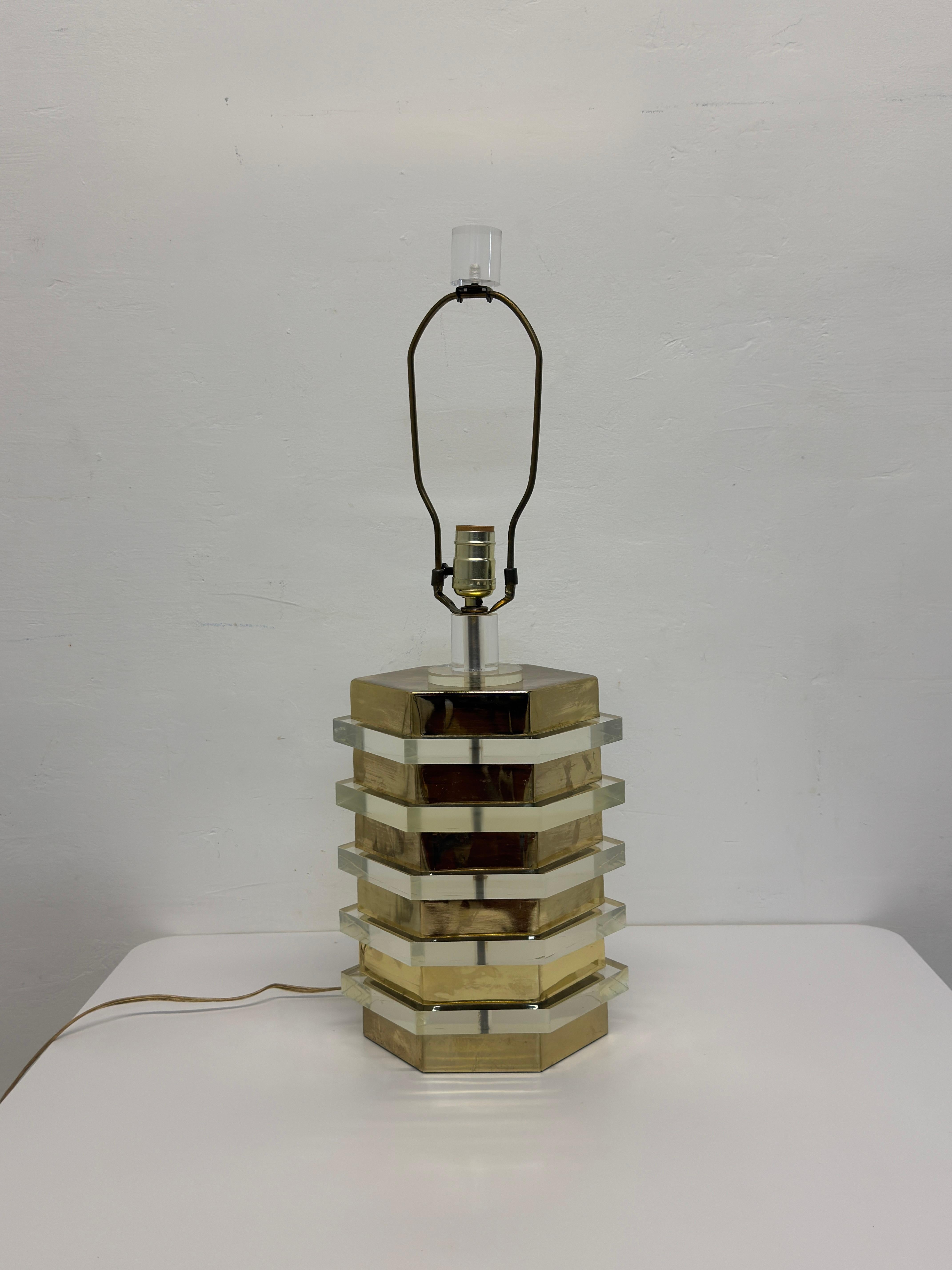 Lampe de table en laiton et lucite de style moyen-centriste avec embout en lucite, 1970 en vente 1