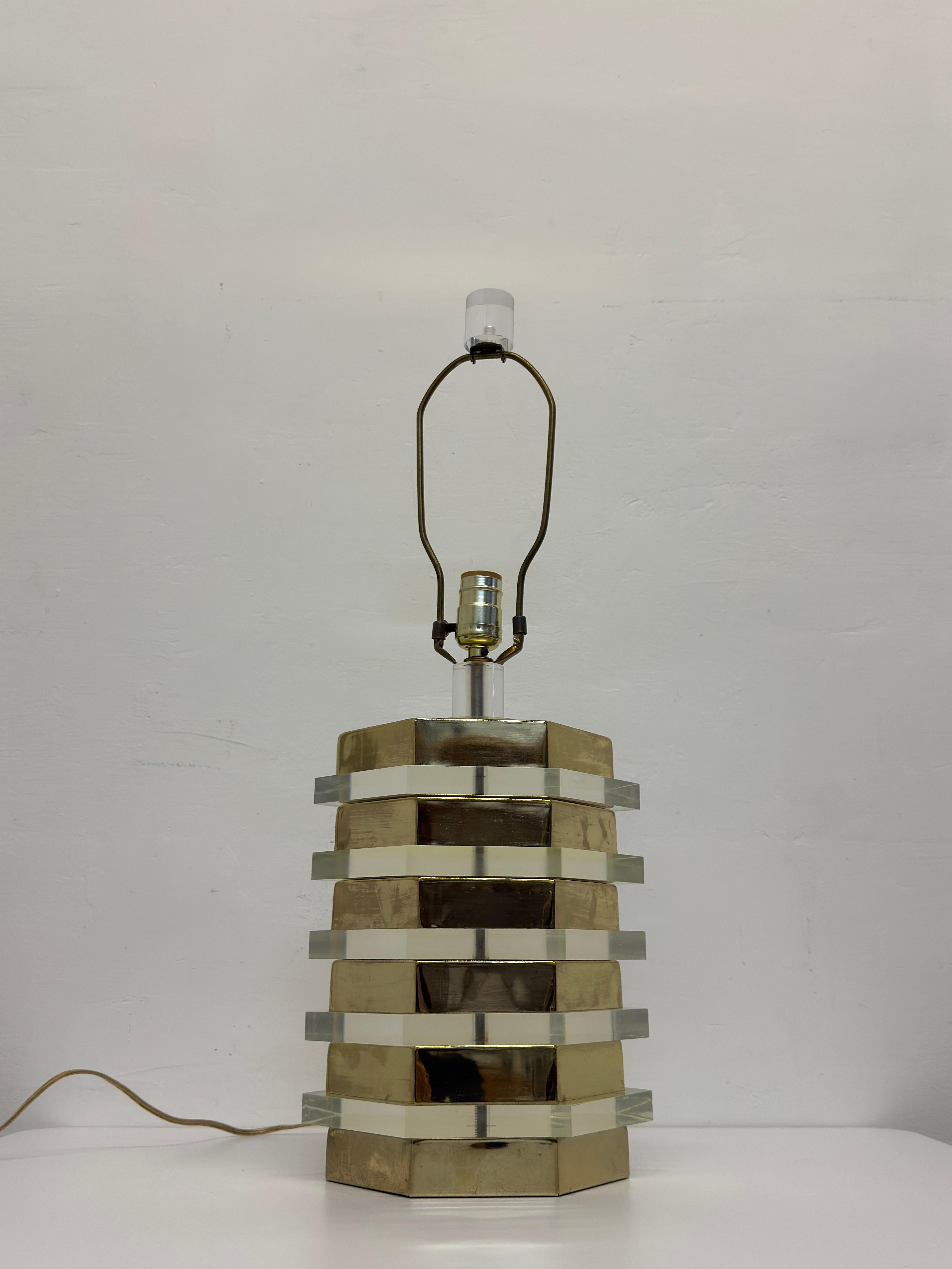 Lampe de table en laiton et lucite de style moyen-centriste avec embout en lucite, 1970 en vente 2
