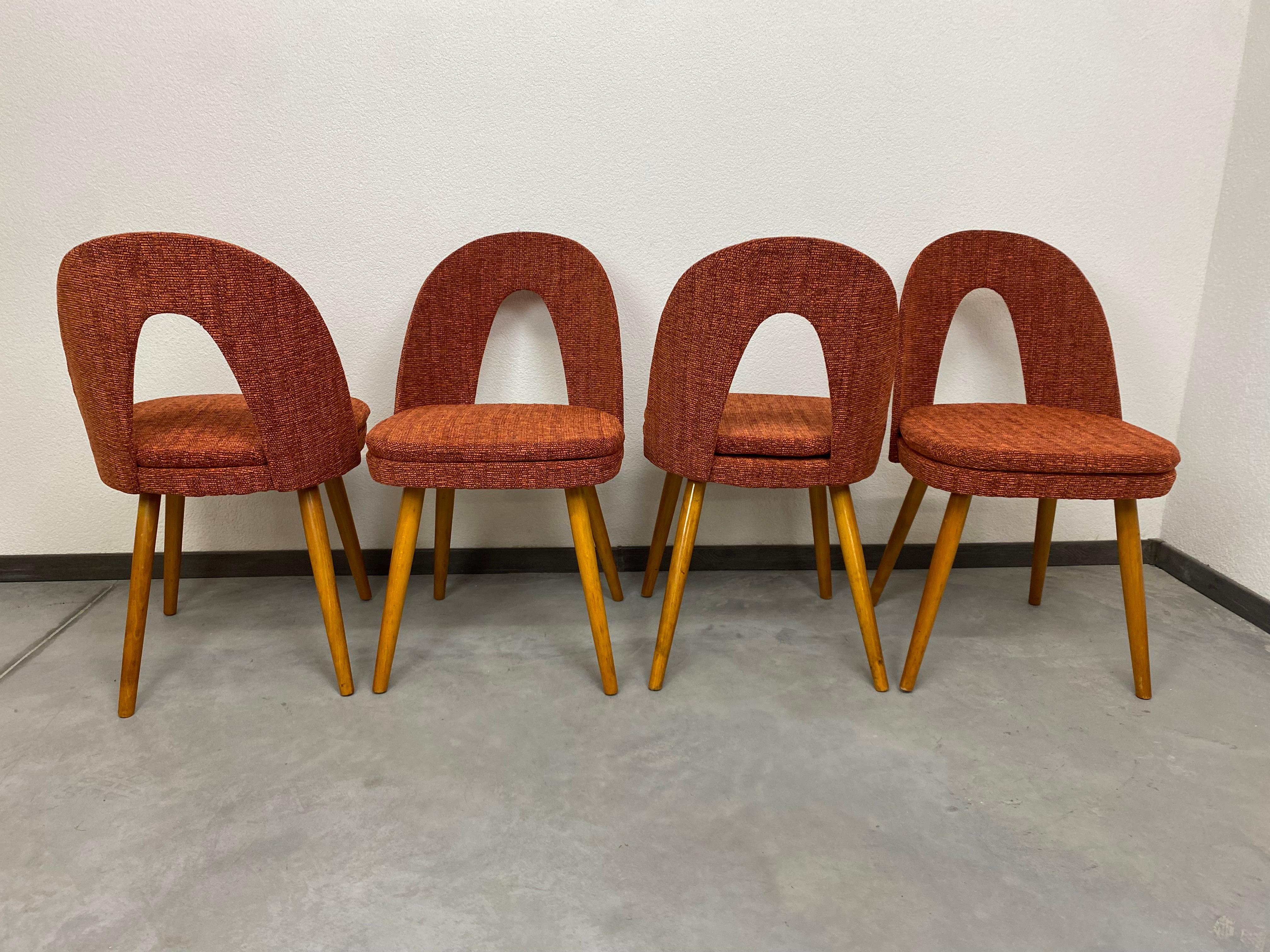 Chaises de salle à manger orange de style mid-centruy, créées par Antonín Šuman pour Mier Topolcany.