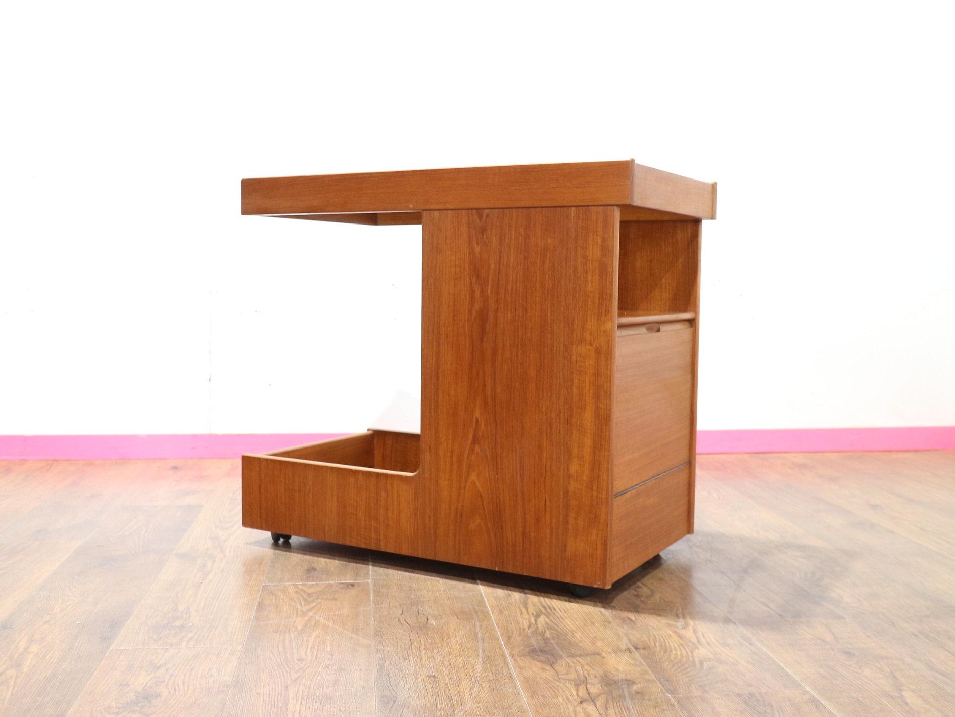 Britannico Carrello da bar in teak d'epoca della metà del secolo scorso Carrello portabevande in stile danese in vendita