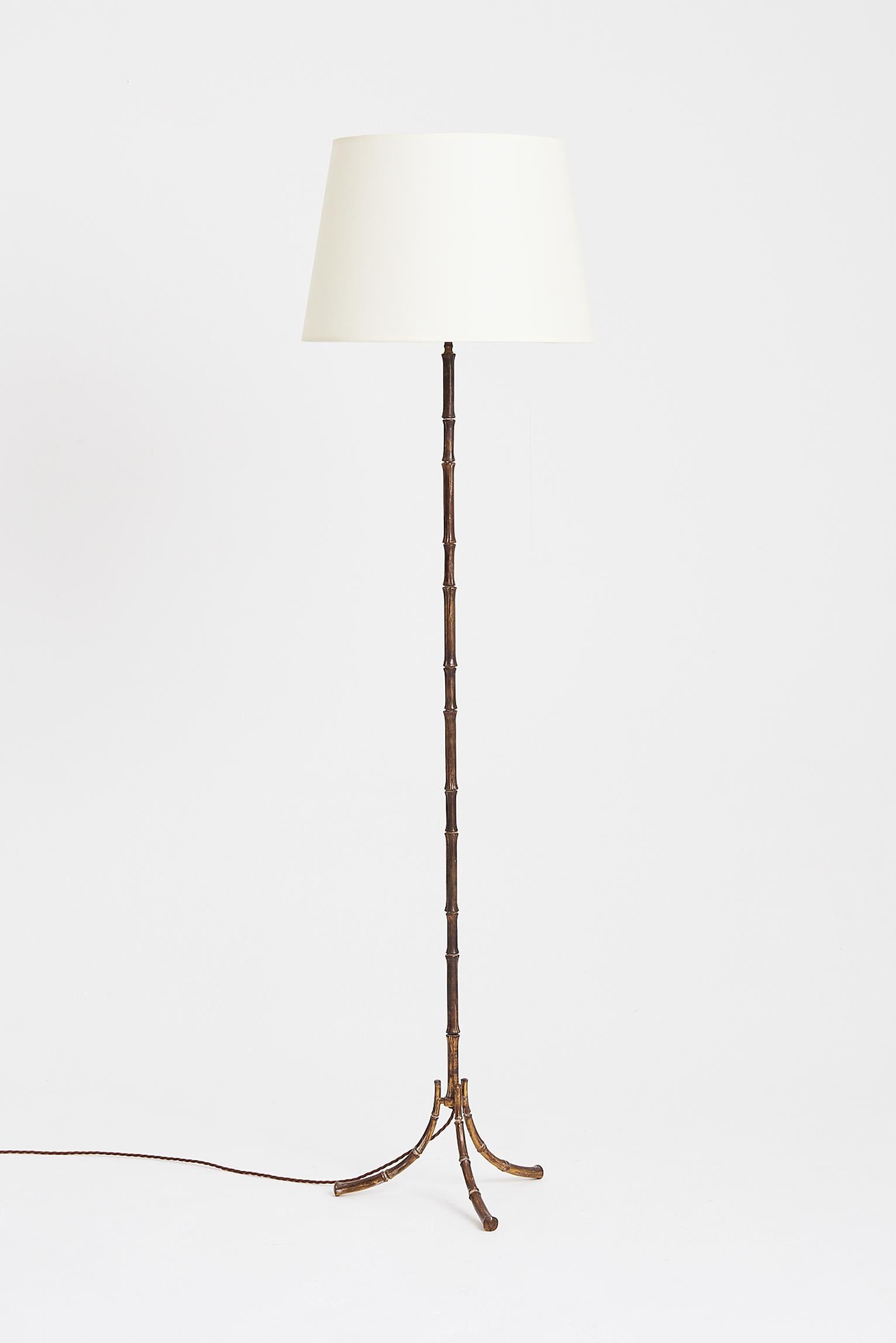 A bronze stylized bamboo floor lamp, probably by Maison Baguès.
France, circa 1950.
Measures: With the shade: 167 cm high by 46 cm diameter.
Lamp base only: 141 cm high by 40 cm diameter.