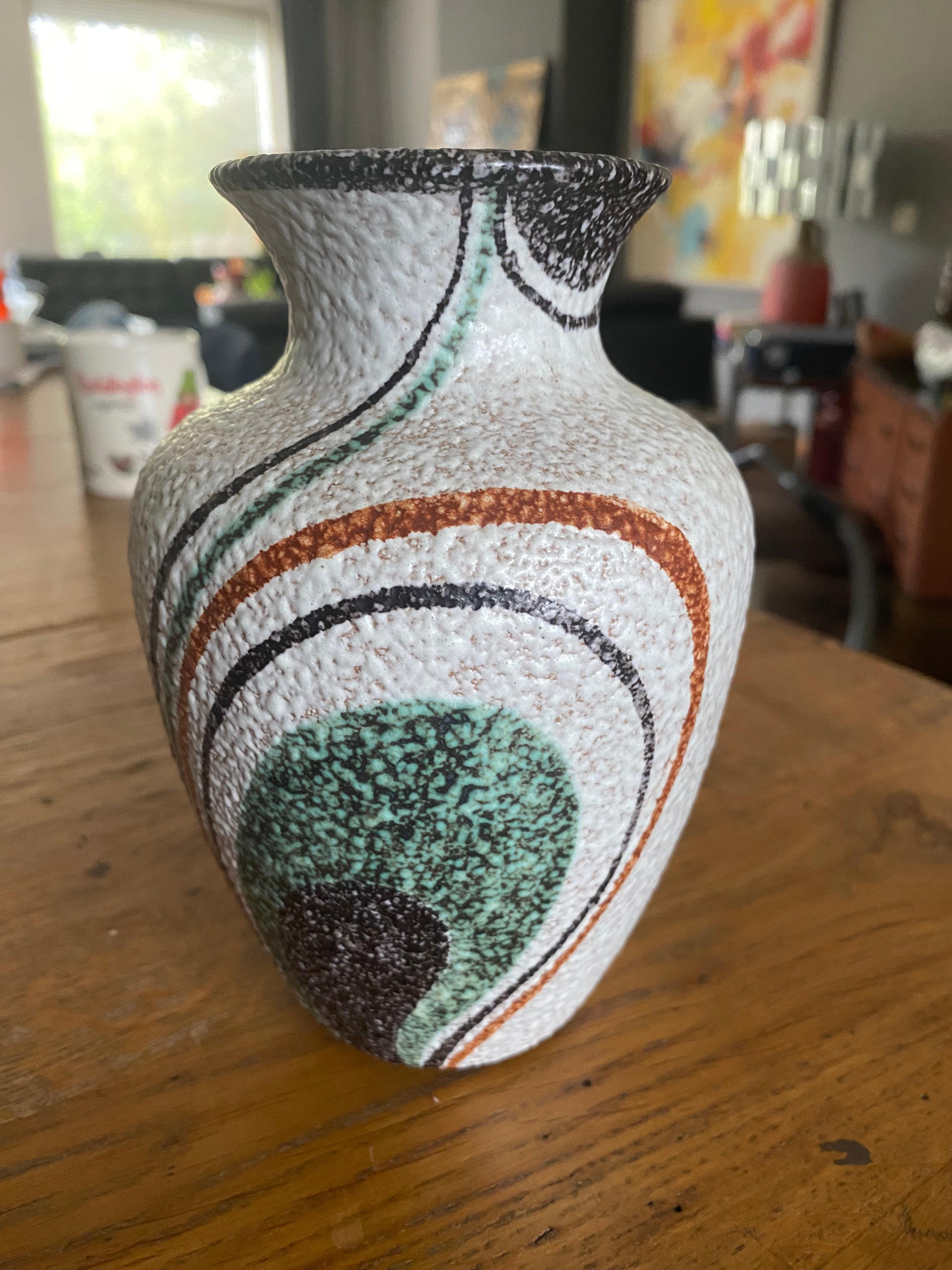 En très bon état, beau vase peint à la main par Ruscha Keramik. Decor Milano.