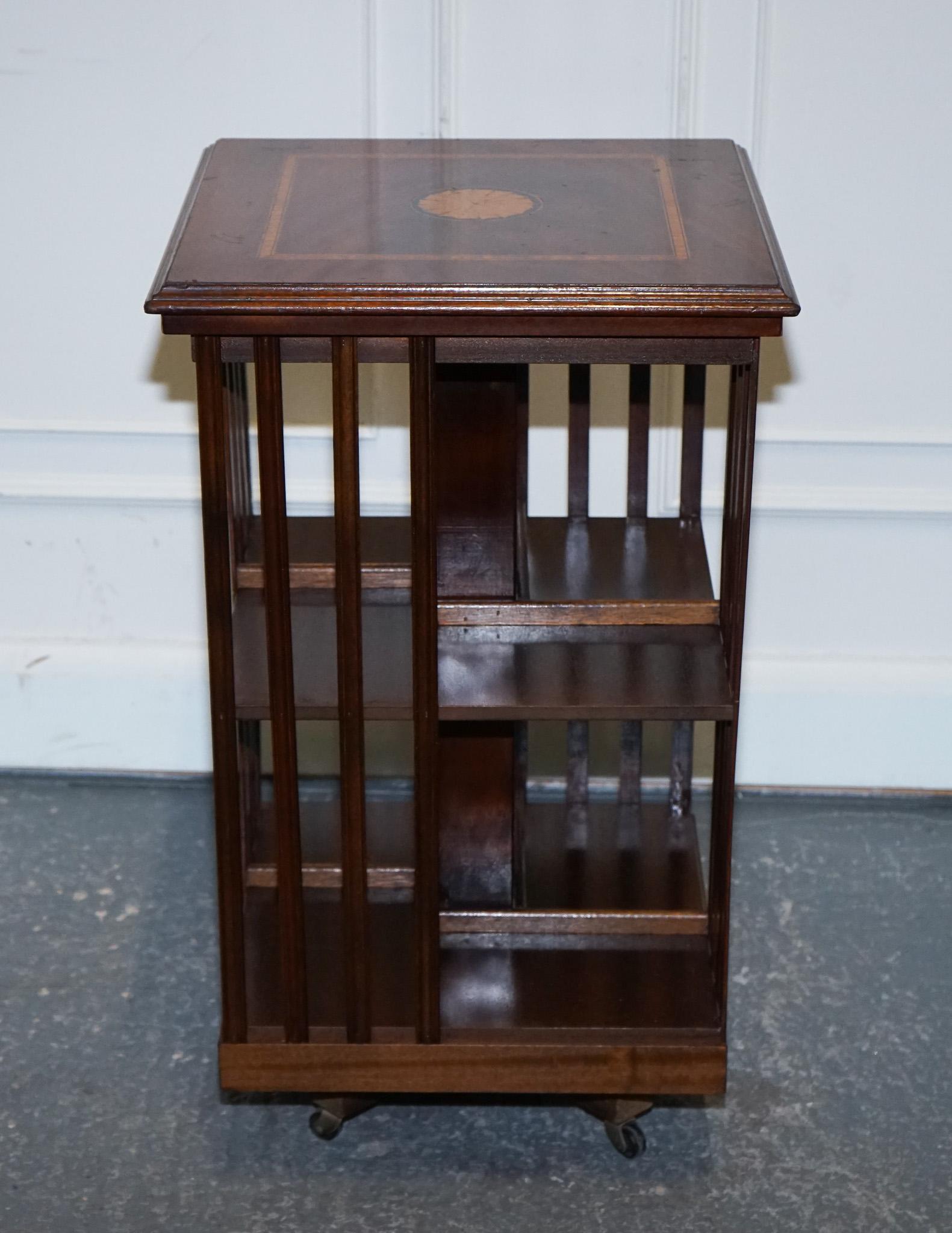 TAVOLO A LIBRERIA INLAID REVOLViNG DEL MEDIO SECOLO SHERATON Revival su supporti in vendita 3