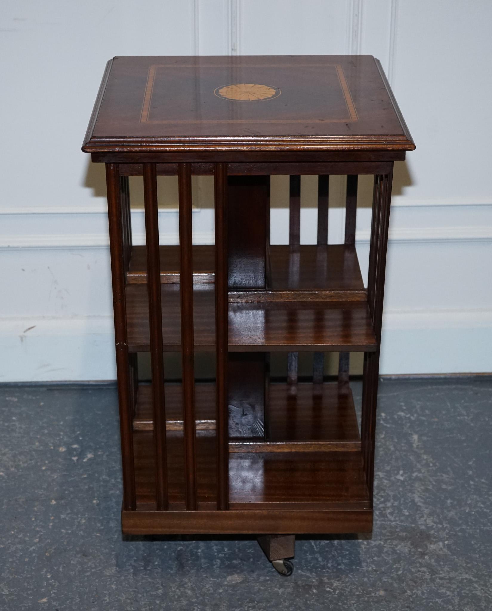 TAVOLO A LIBRERIA INLAID REVOLViNG DEL MEDIO SECOLO SHERATON Revival su supporti in vendita 4