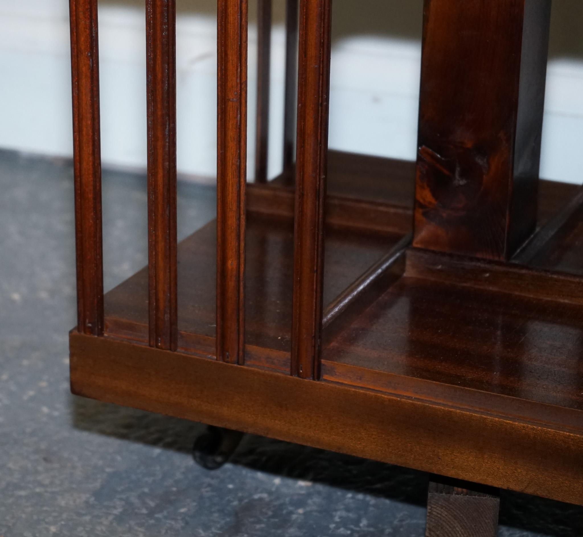 TAVOLO A LIBRERIA INLAID REVOLViNG DEL MEDIO SECOLO SHERATON Revival su supporti in vendita 5