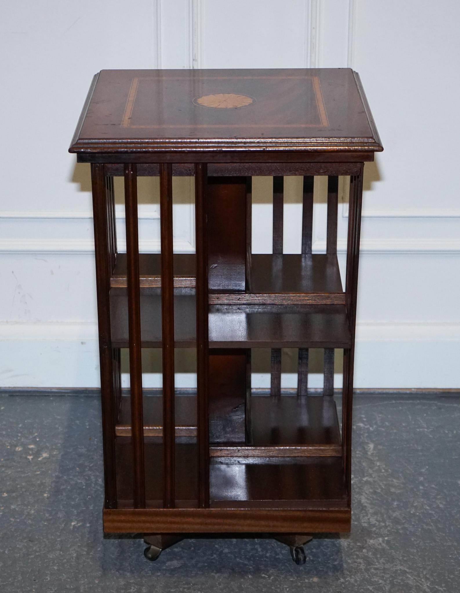 TAVOLO A LIBRERIA INLAID REVOLViNG DEL MEDIO SECOLO SHERATON Revival su supporti in vendita 6