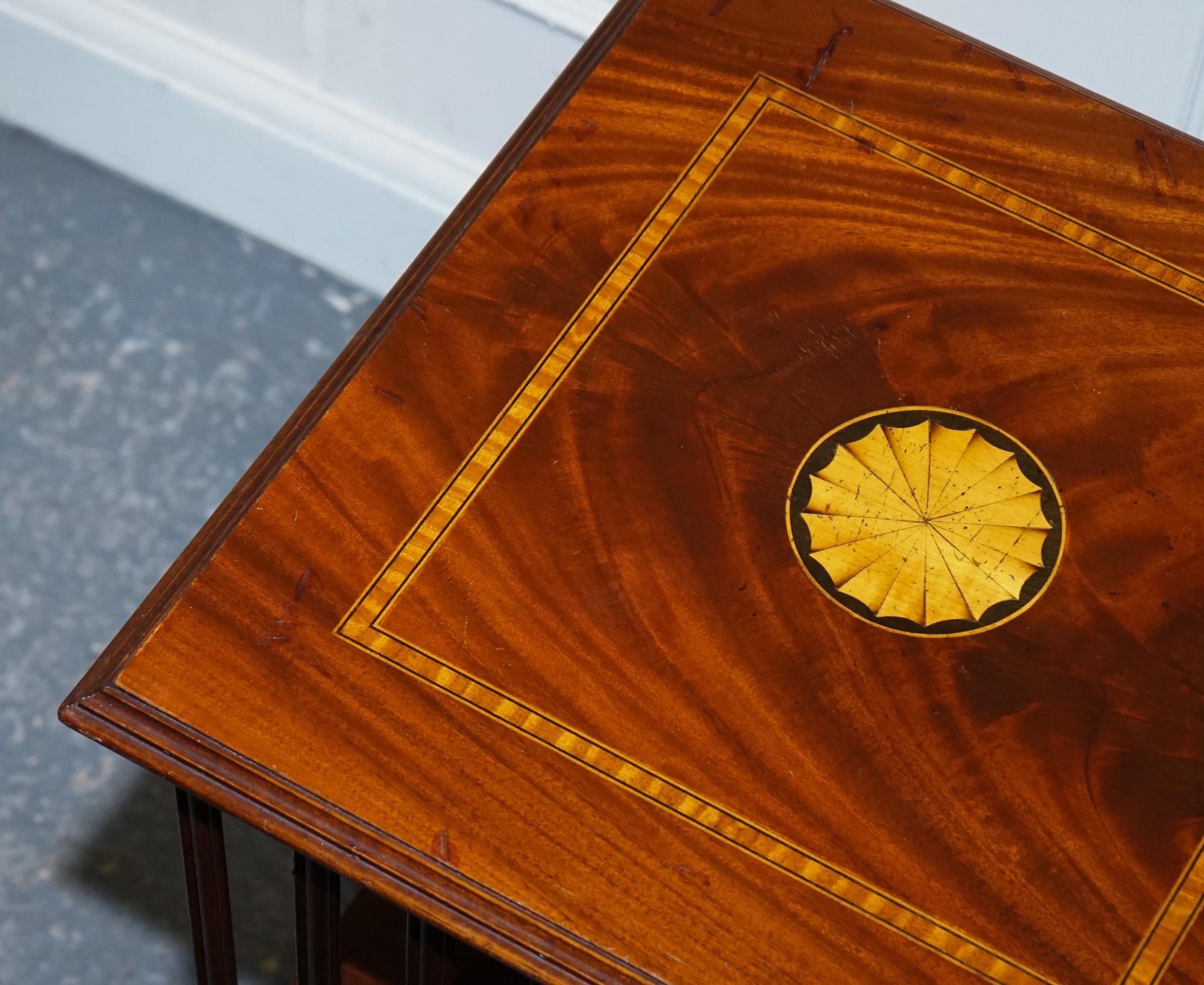 TAVOLO A LIBRERIA INLAID REVOLViNG DEL MEDIO SECOLO SHERATON Revival su supporti in vendita 8