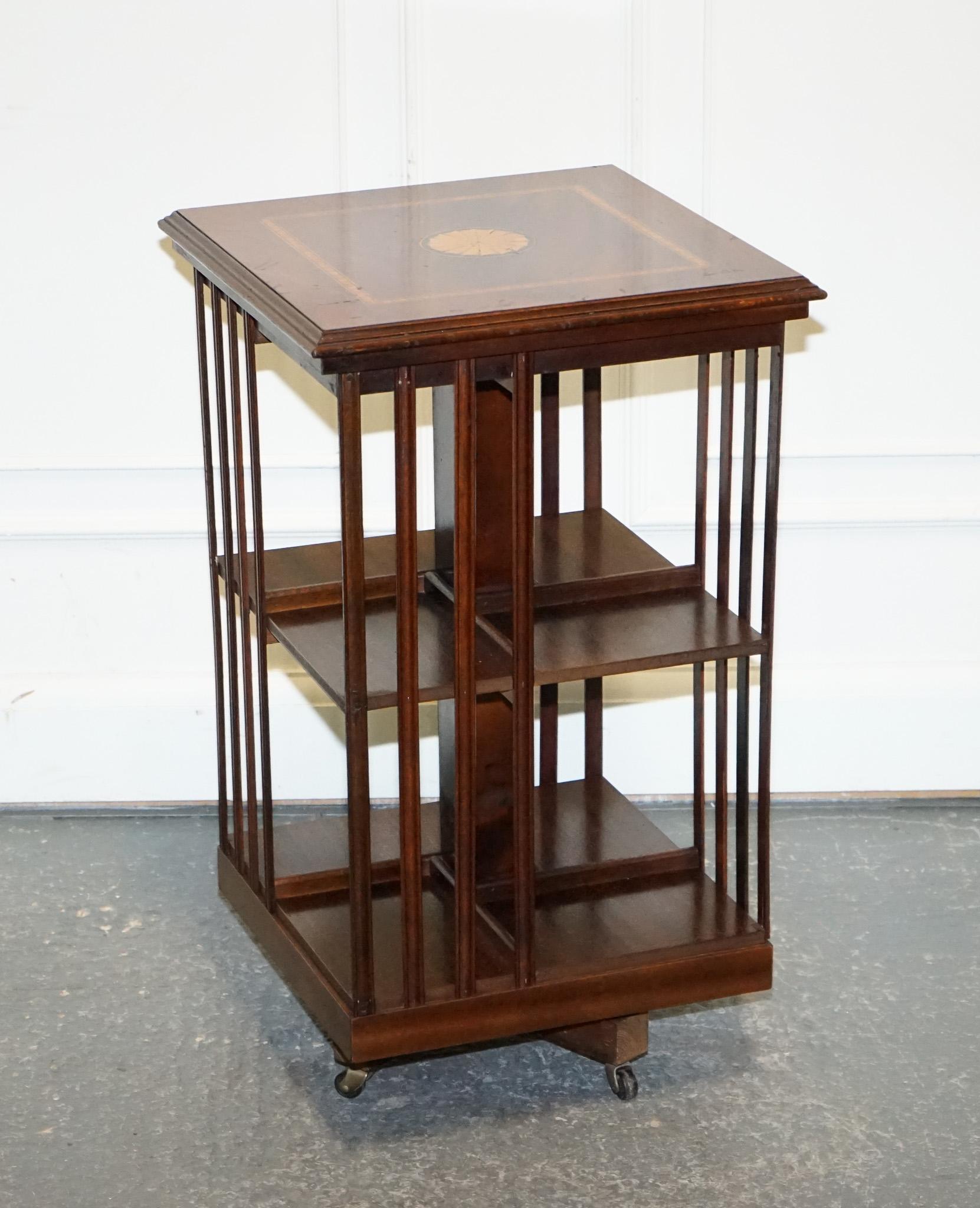 Antiquariato di Londra

Siamo lieti di offrire in vendita questa libreria girevole Sheraton Revival di metà secolo.

Una libreria solida e ben fatta in buone condizioni. Ci saranno alcuni segni di usura, come ci si aspetta da qualsiasi oggetto