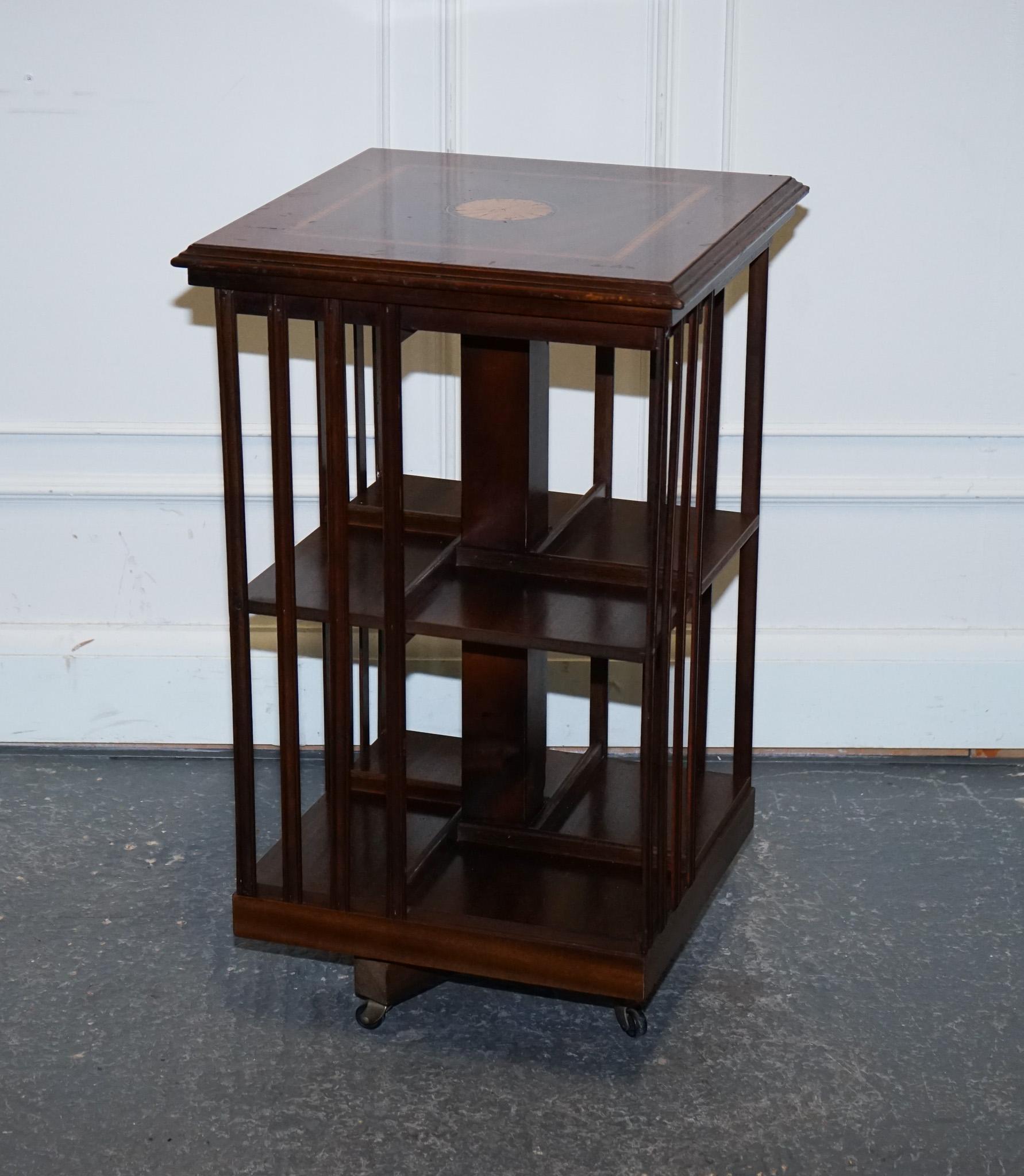 Britannico TAVOLO A LIBRERIA INLAID REVOLViNG DEL MEDIO SECOLO SHERATON Revival su supporti in vendita