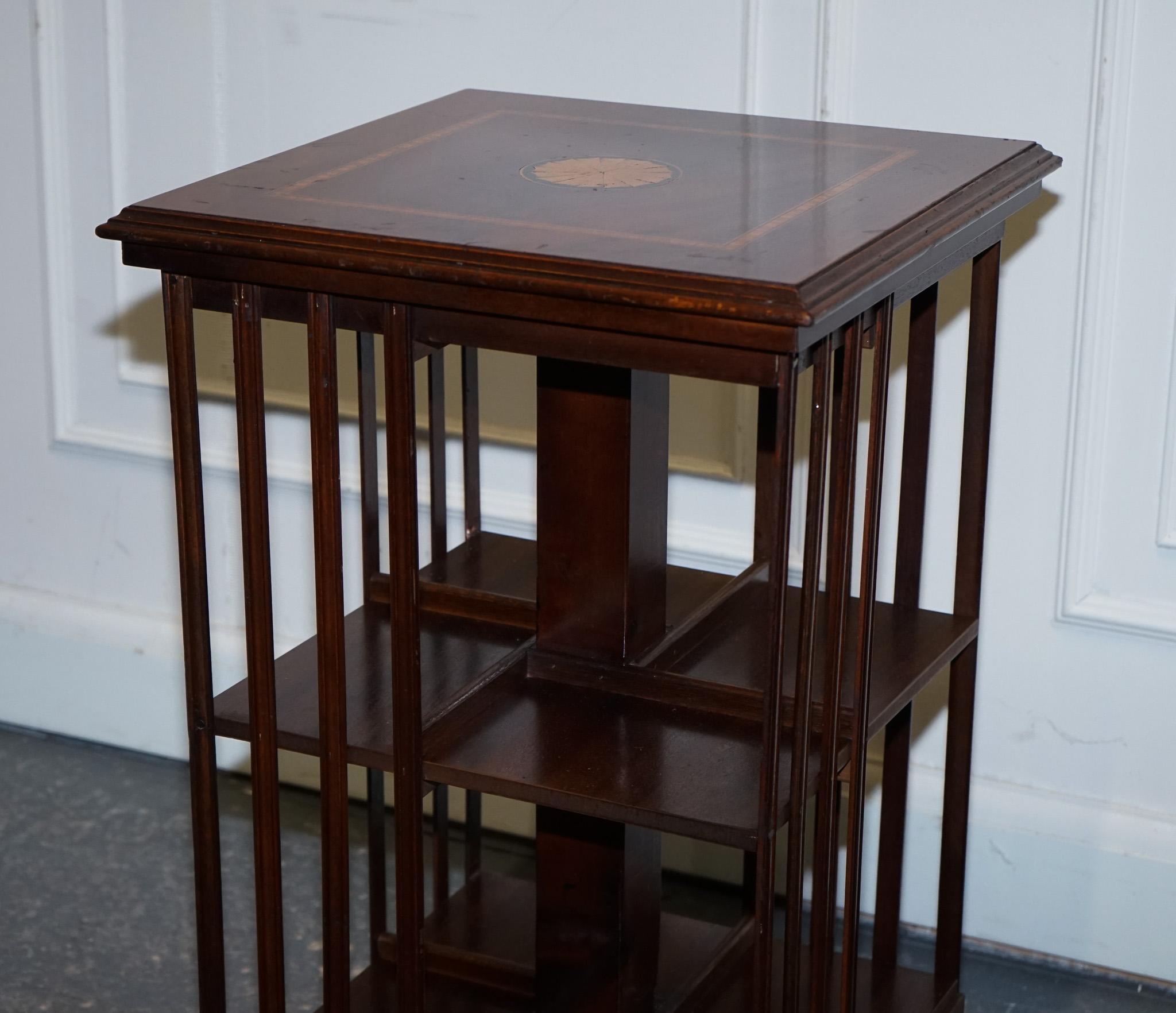 Fatto a mano TAVOLO A LIBRERIA INLAID REVOLViNG DEL MEDIO SECOLO SHERATON Revival su supporti in vendita