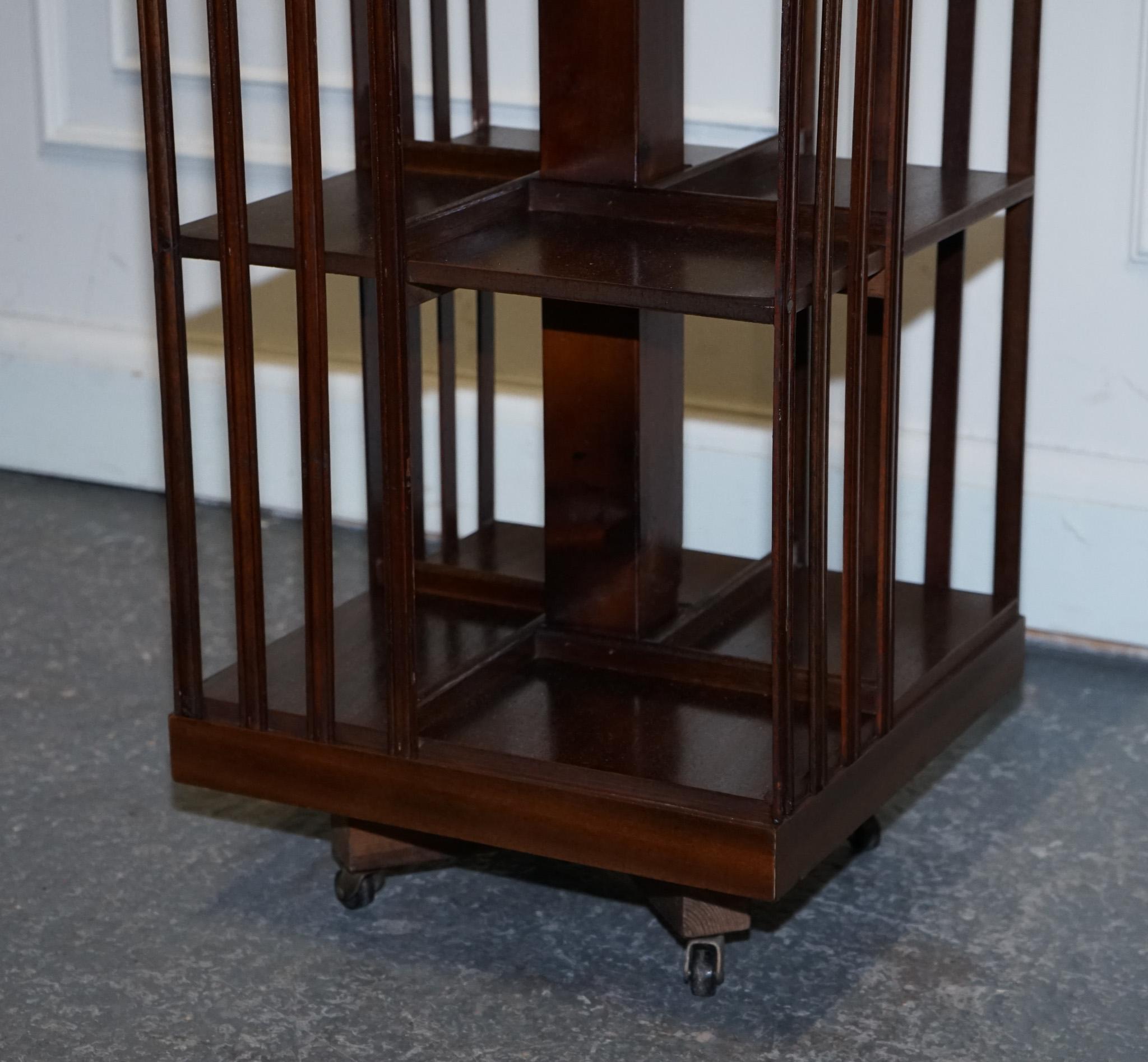 TAVOLO A LIBRERIA INLAID REVOLViNG DEL MEDIO SECOLO SHERATON Revival su supporti In condizioni buone in vendita a Pulborough, GB