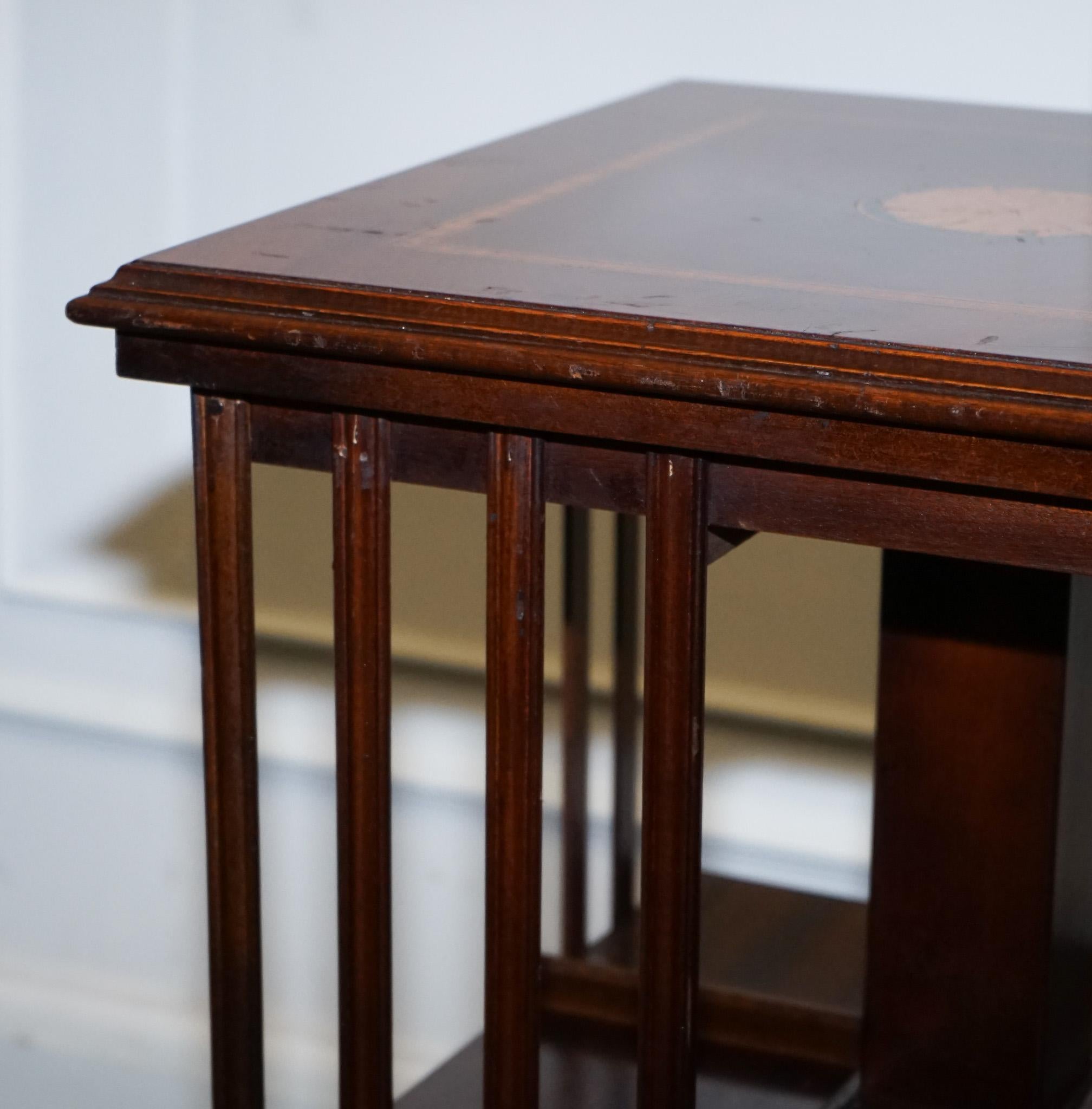 XX secolo TAVOLO A LIBRERIA INLAID REVOLViNG DEL MEDIO SECOLO SHERATON Revival su supporti in vendita