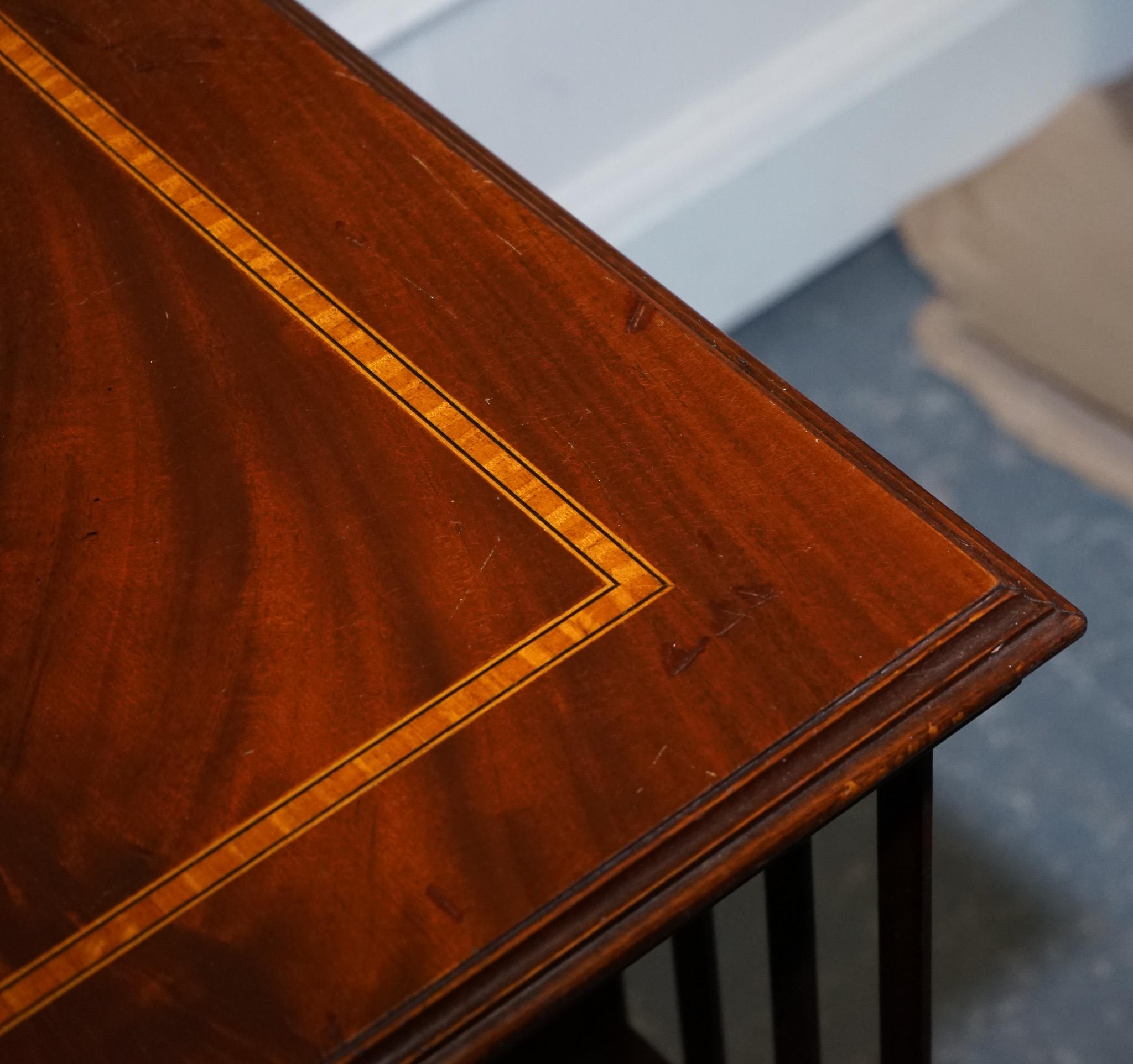Legno massiccio TAVOLO A LIBRERIA INLAID REVOLViNG DEL MEDIO SECOLO SHERATON Revival su supporti in vendita