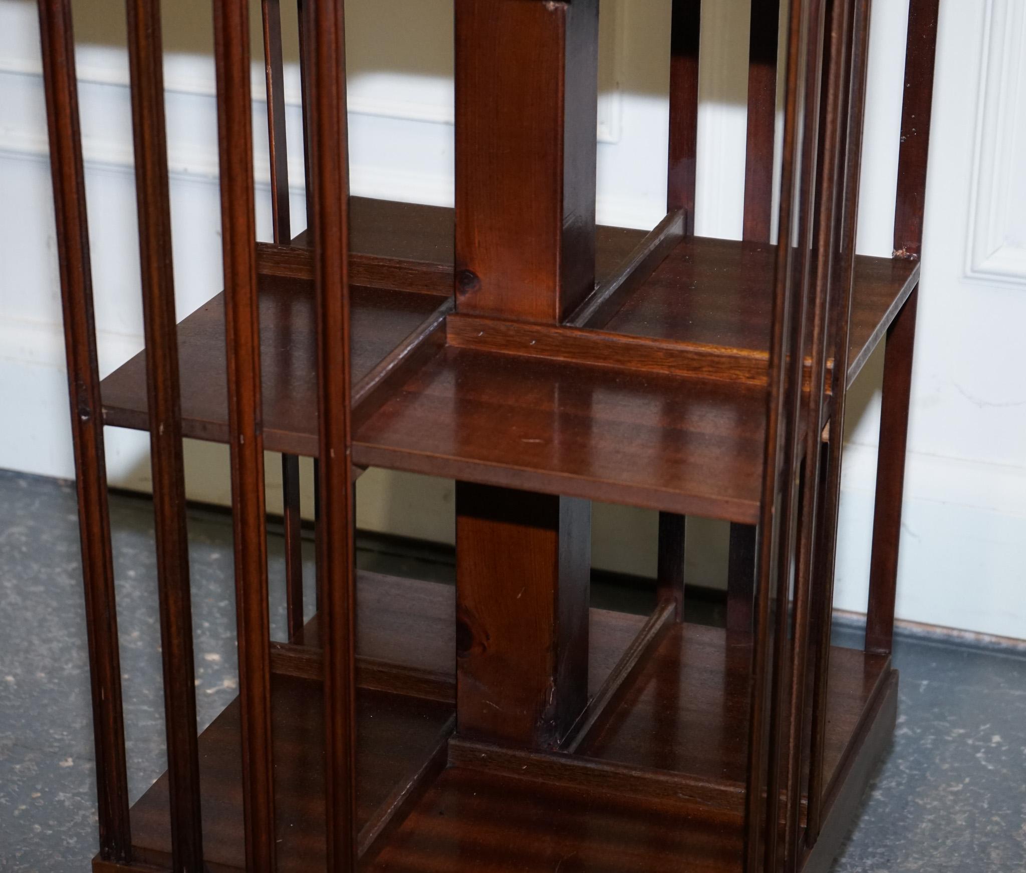 TAVOLO A LIBRERIA INLAID REVOLViNG DEL MEDIO SECOLO SHERATON Revival su supporti in vendita 2