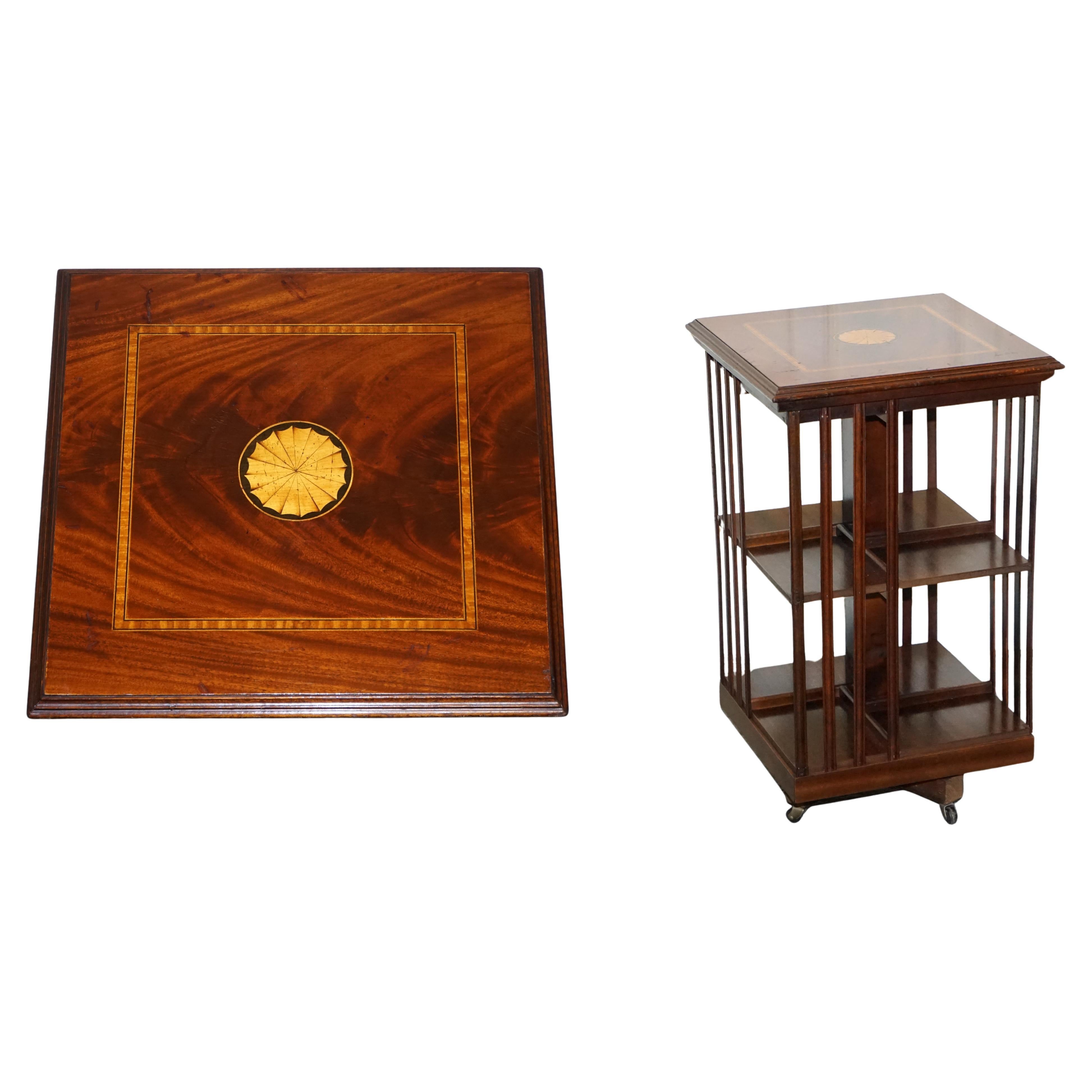 Table d'extrémité du REVIVAL DE MID CENTRY SHERATON INLAID REVOLViNG BOOKCASE END TABLE ON CASTORS